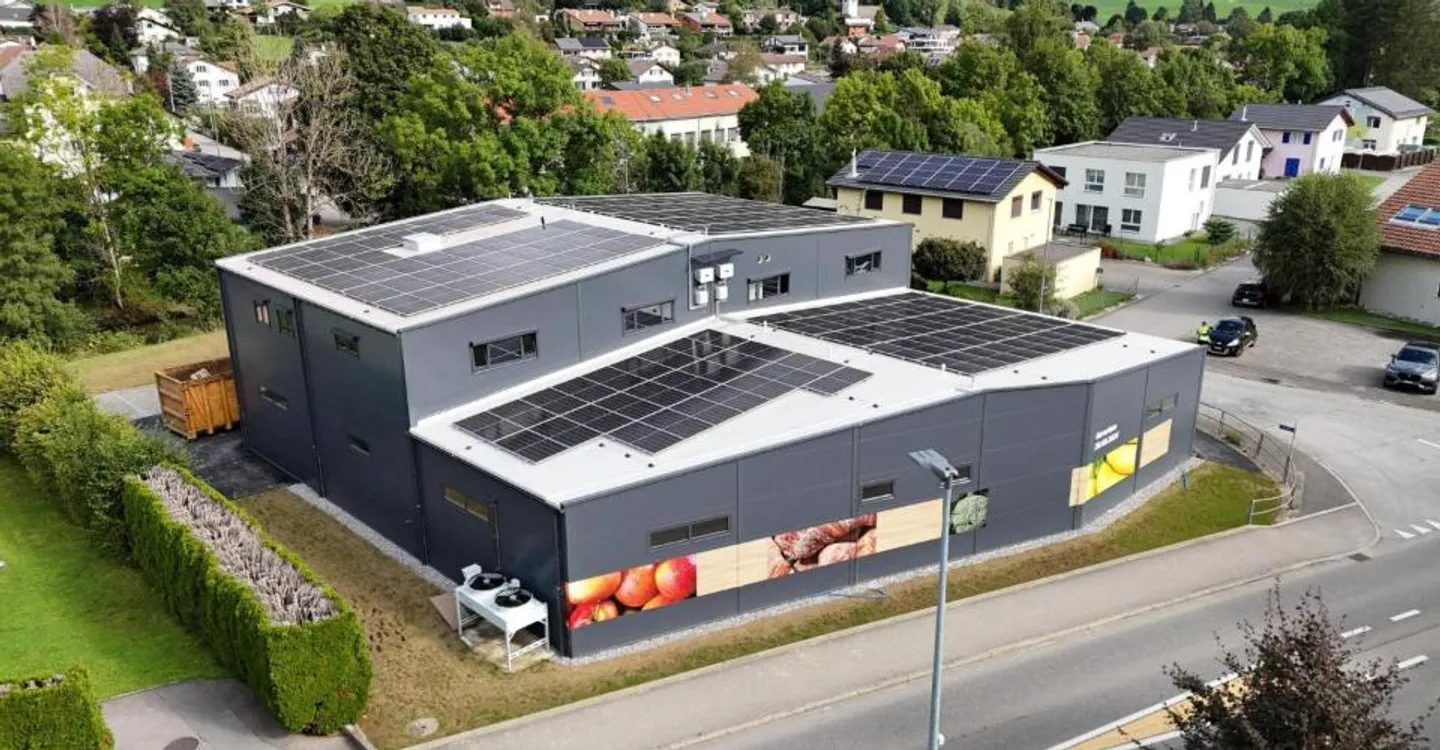 Beautiful raw commercial space of 208 m2 for rent in Courtelary - Photo 1 of 10