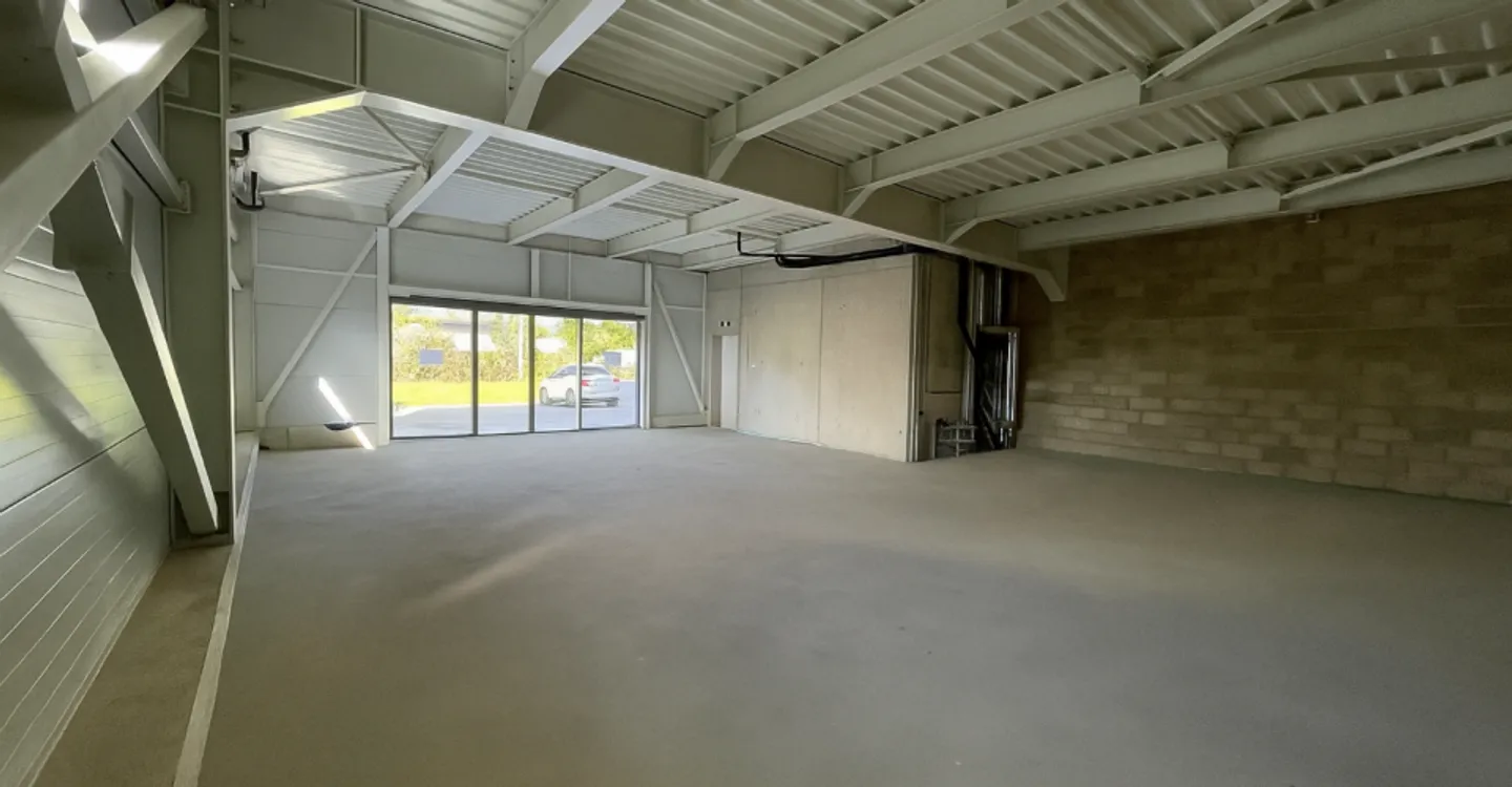 Beautiful raw commercial space of 208 m2 for rent in Courtelary - Photo 3 of 10