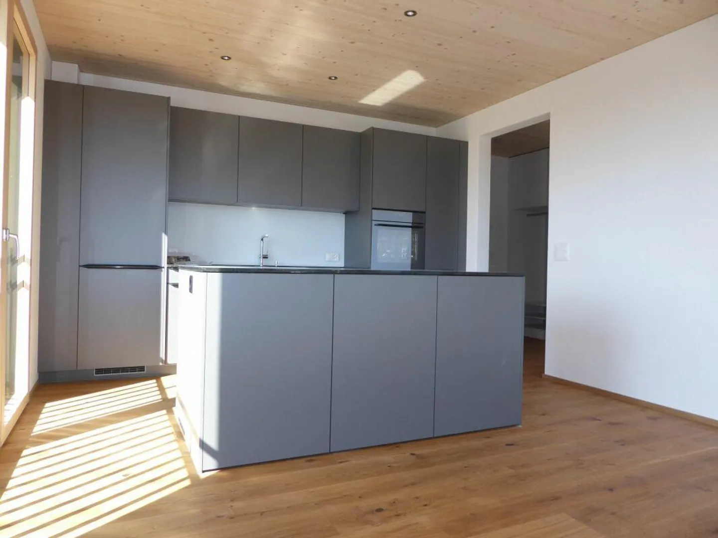 Modern 3.5-Room Apartment - Photo 2 of 14