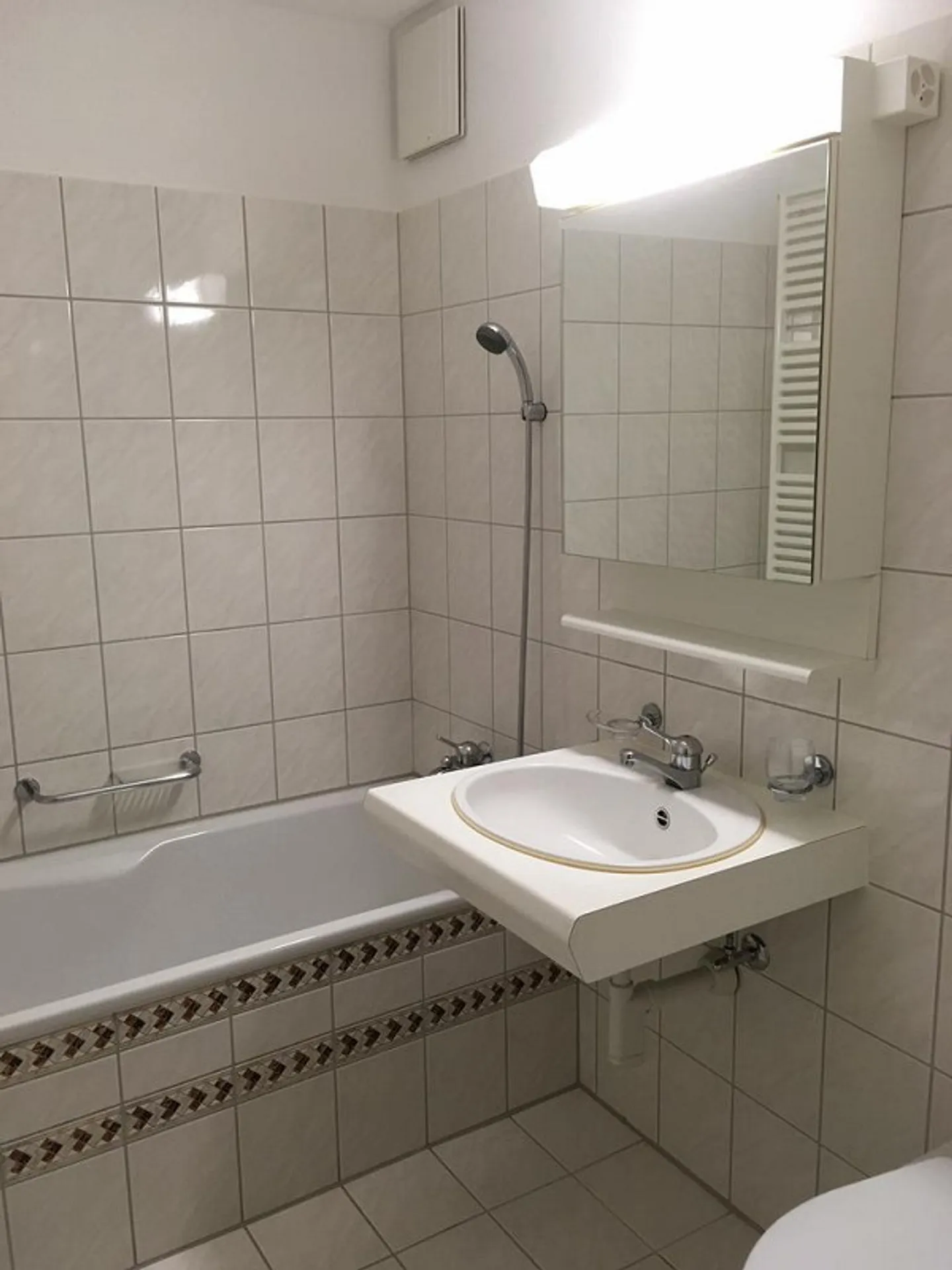 Appartement moderne 3 1/2 pièces avec 2 salles de bains et coin salon - Photo 4 sur 10
