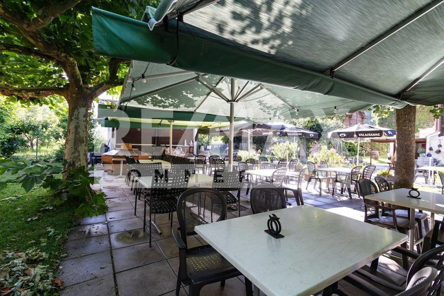 Between Mountains & Enjoyment: Your Dream of Owning a Restaurant - Photo 12 of 13