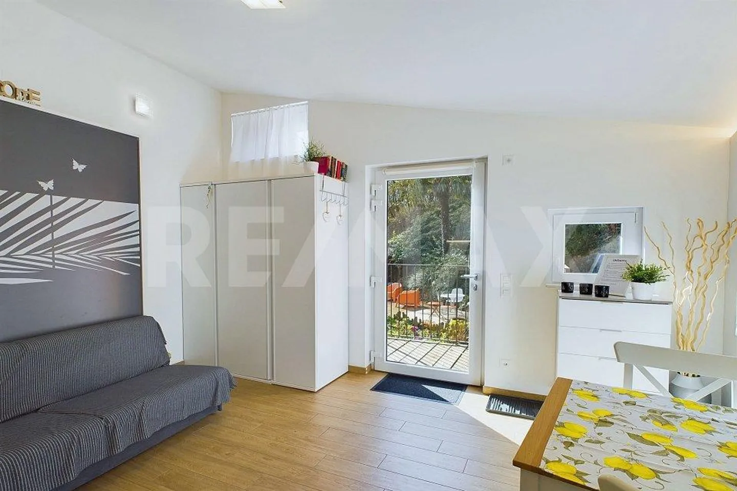 Moderno monolocale con terrazza e giardino - Foto 4 di 13