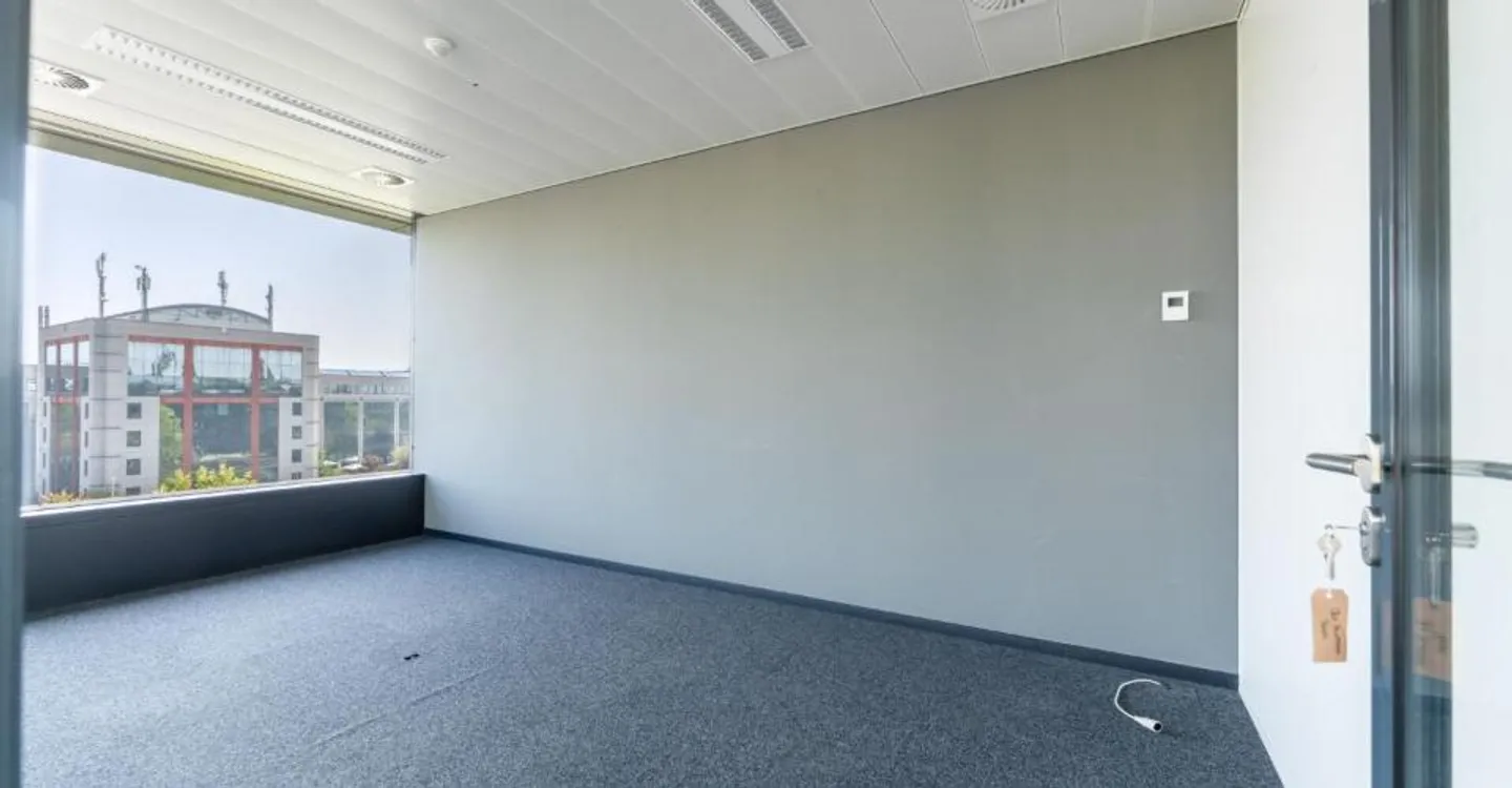Spazio uffici di 350 m² con aree vetrate e cucina aperta - Foto 4 di 9