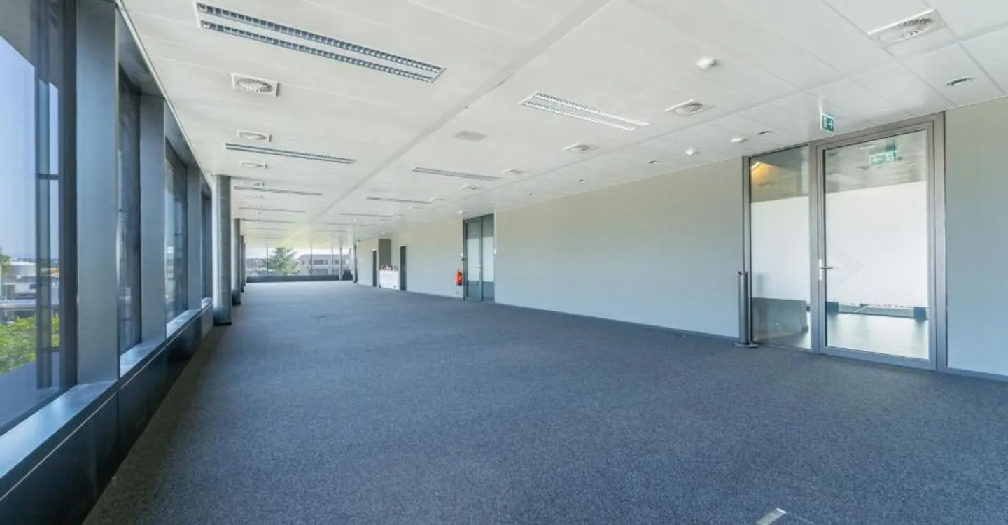 Spazio uffici di 350 m² con aree vetrate e cucina aperta - Foto 2 di 9