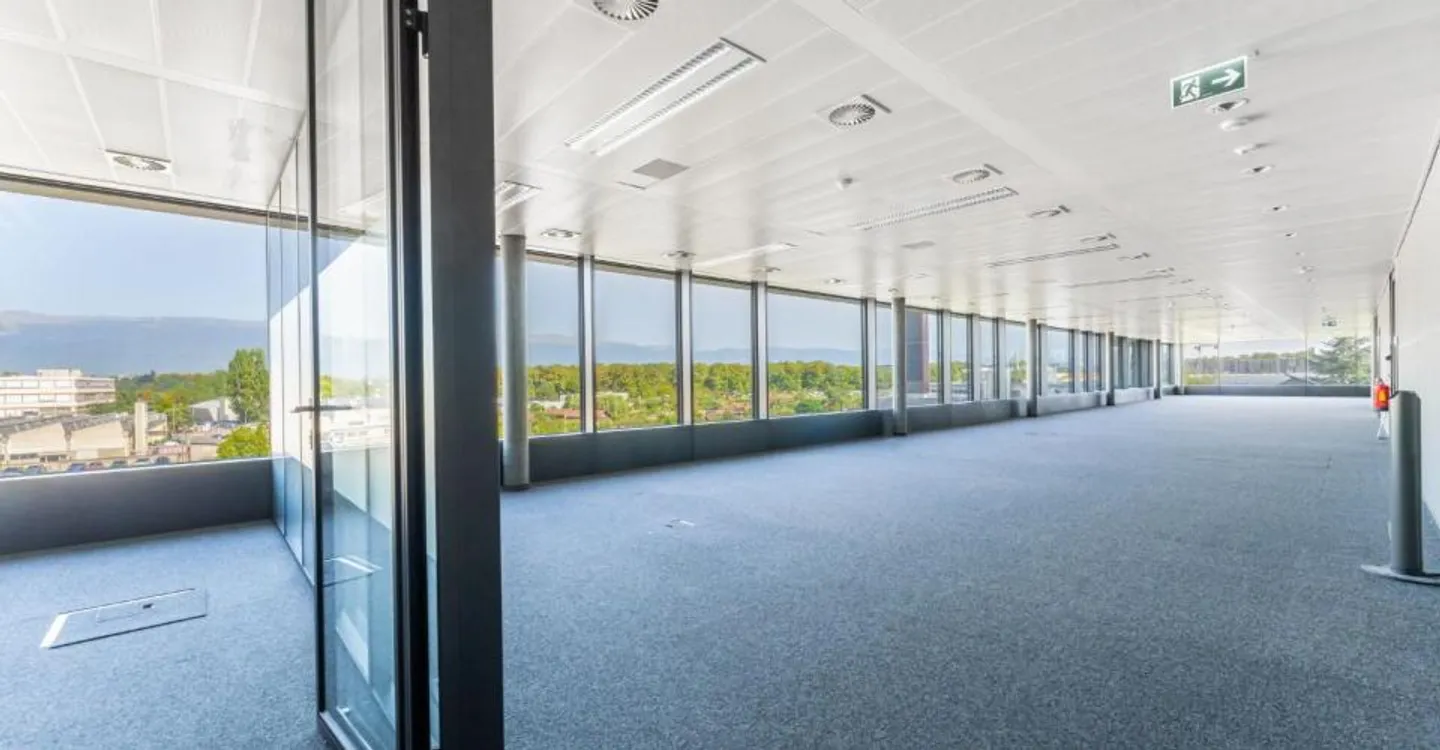 Spazio uffici di 350 m² con aree vetrate e cucina aperta - Foto 3 di 9