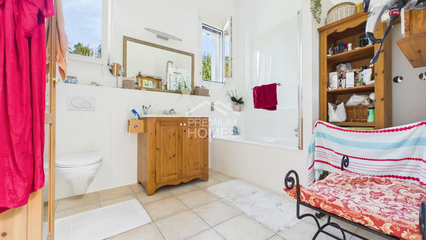 Maison familiale moderne avec jardin - Photo 8 sur 11
