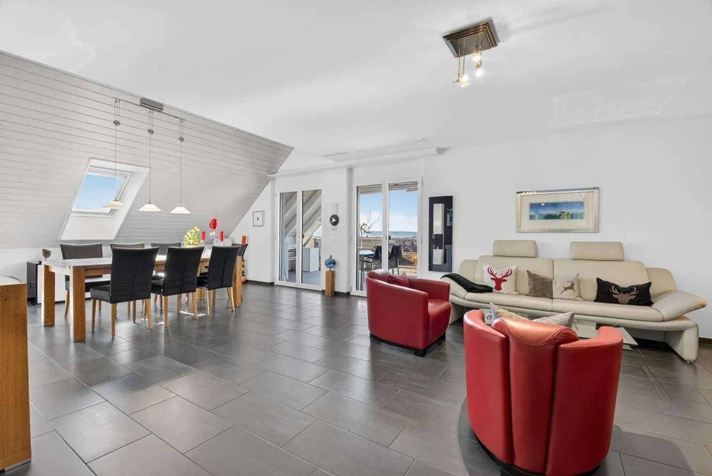 Appartement en duplex moderne de 5,5 pièces avec vue dégagée - Photo 2 sur 11
