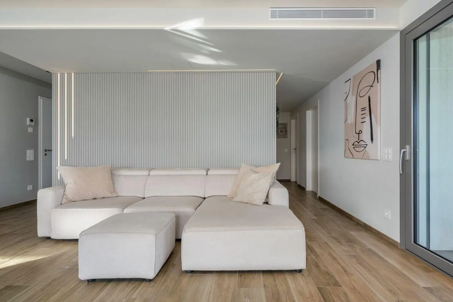 GRAVESANO · MODERNES PENTHOUSE MIT 76 m2 TERRASSE UND PRIVATEM POOL - Foto 3 von 11