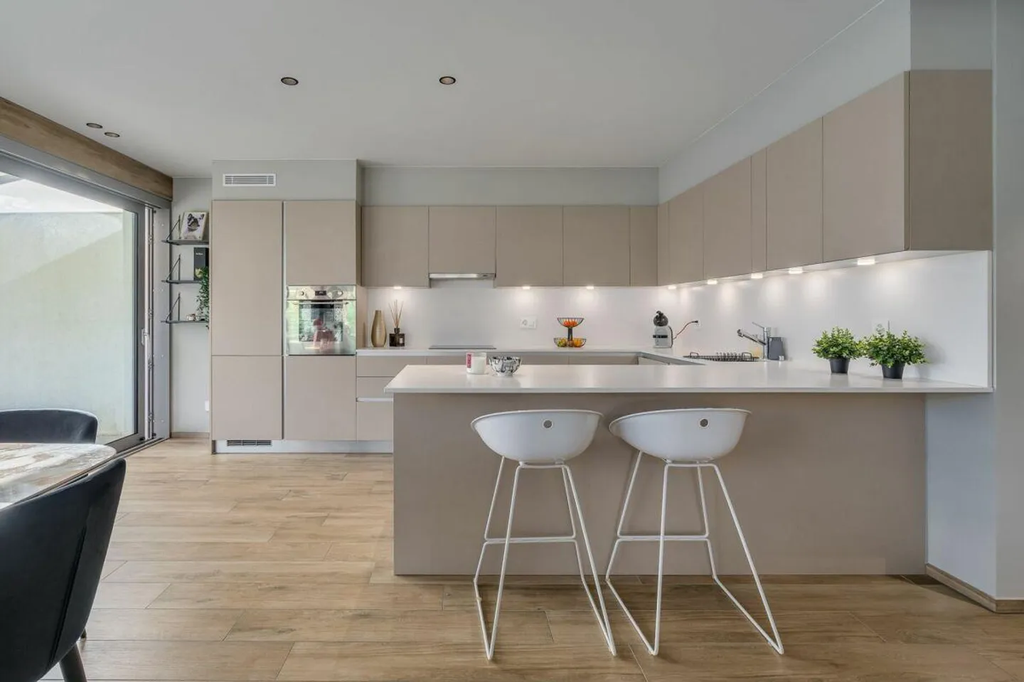 GRAVESANO · MODERNES PENTHOUSE MIT 76 m2 TERRASSE UND PRIVATEM POOL - Foto 2 von 11