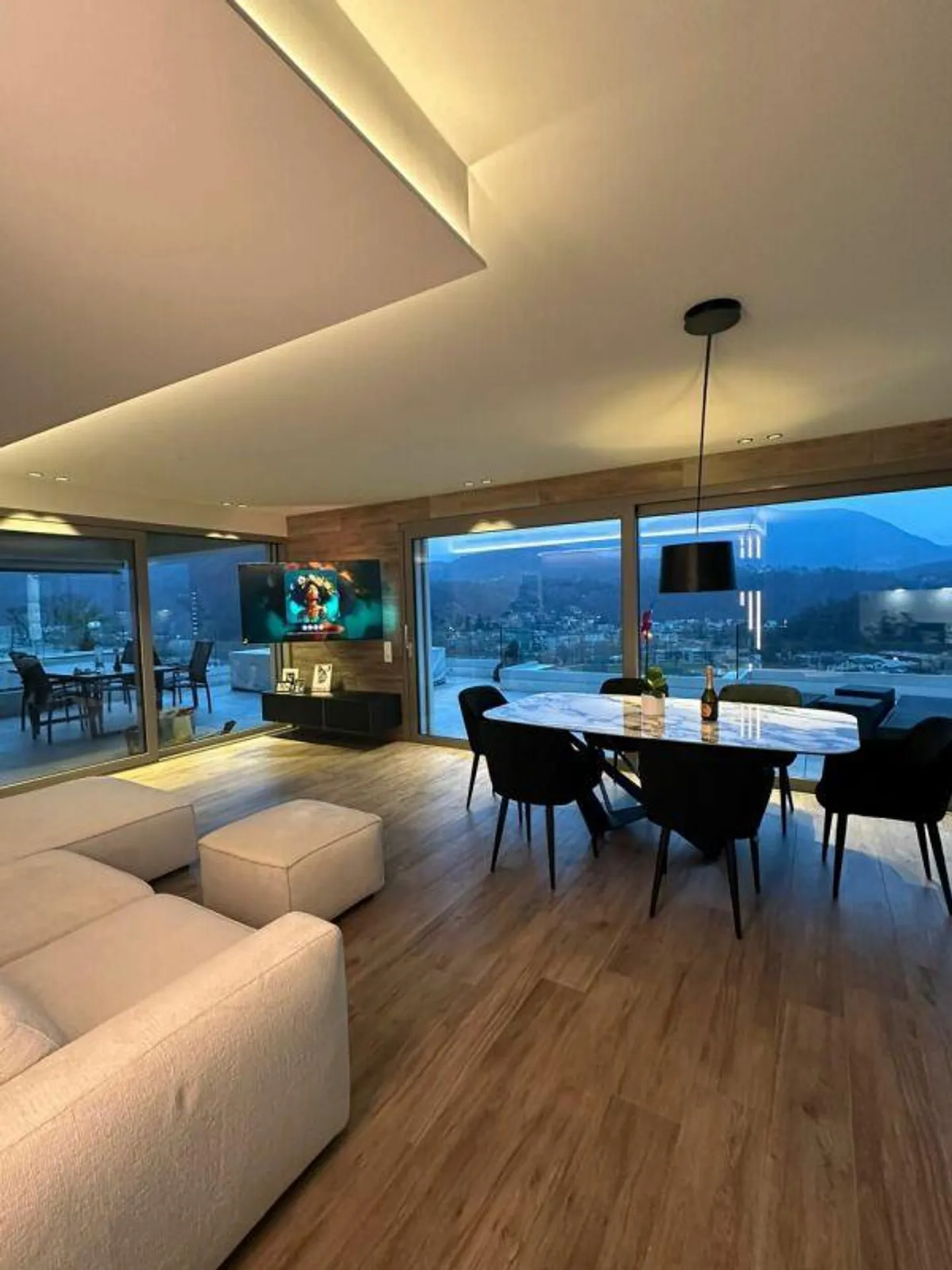 GRAVESANO · MODERNES PENTHOUSE MIT 76 m2 TERRASSE UND PRIVATEM POOL - Foto 4 von 11