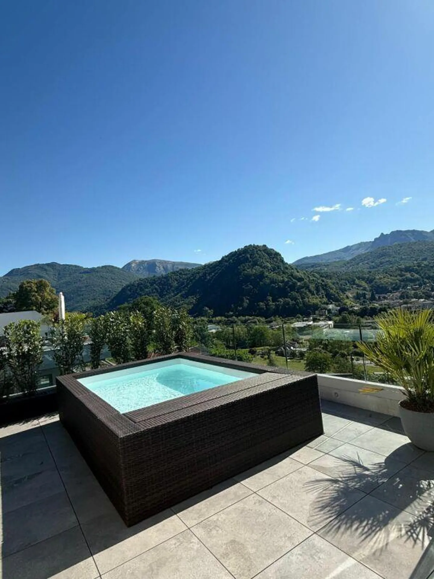 GRAVESANO · MODERNES PENTHOUSE MIT 76 m2 TERRASSE UND PRIVATEM POOL - Foto 10 von 11