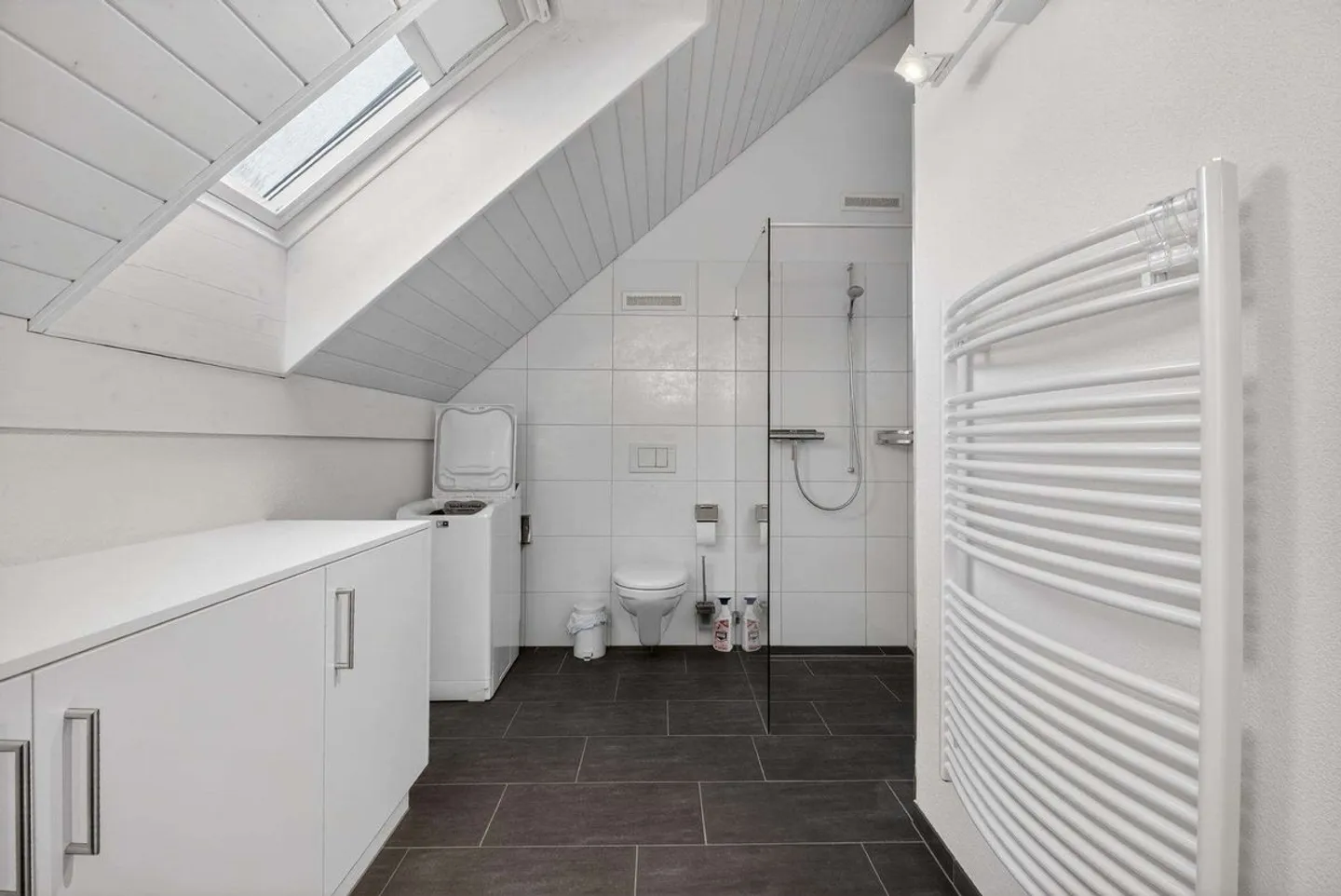 Appartement en duplex moderne de 5,5 pièces avec vue dégagée - Photo 10 sur 11