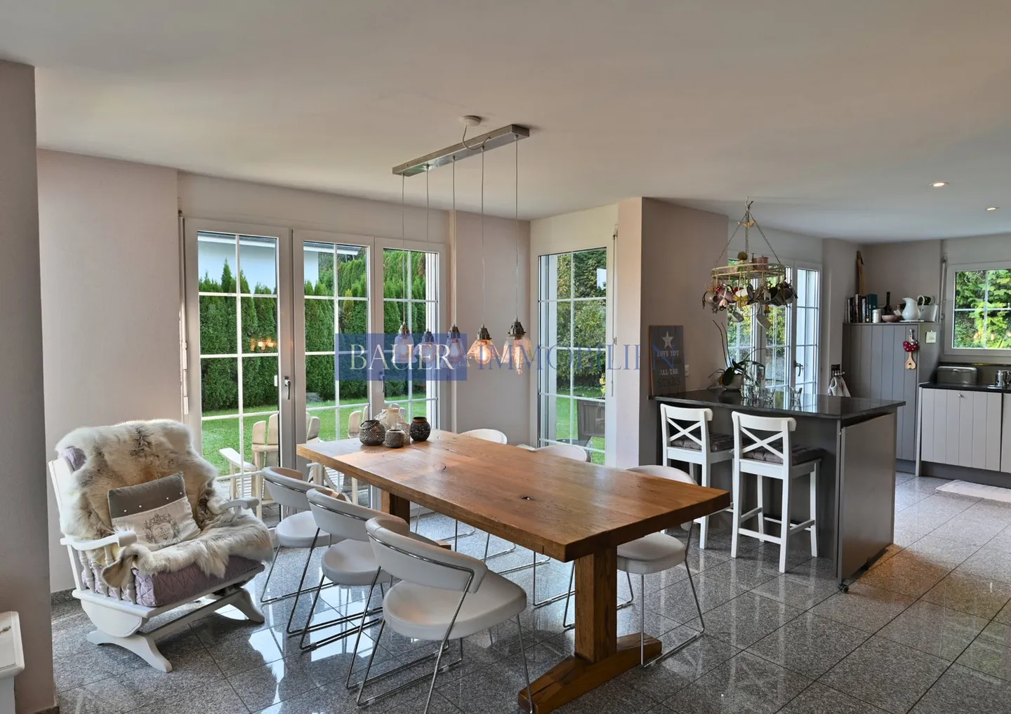 Maison de rêve moderne avec vue et jardin idyllique - Photo 2 sur 8