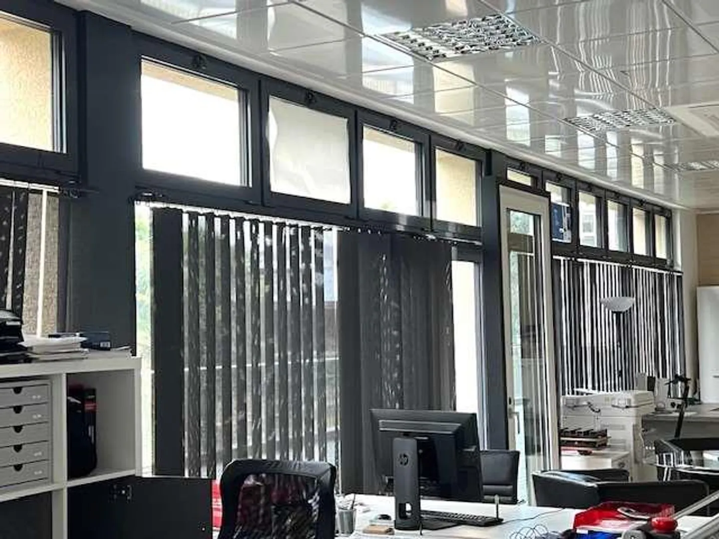 Espace commercial avec de grandes fenêtres - Photo 2 sur 10