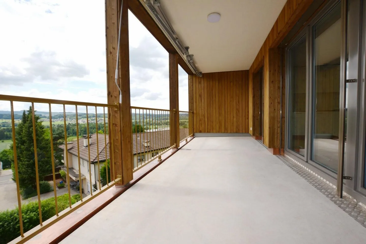 Modern 3.5-room apartment with balcony and panoramic views - Photo 1 of 9