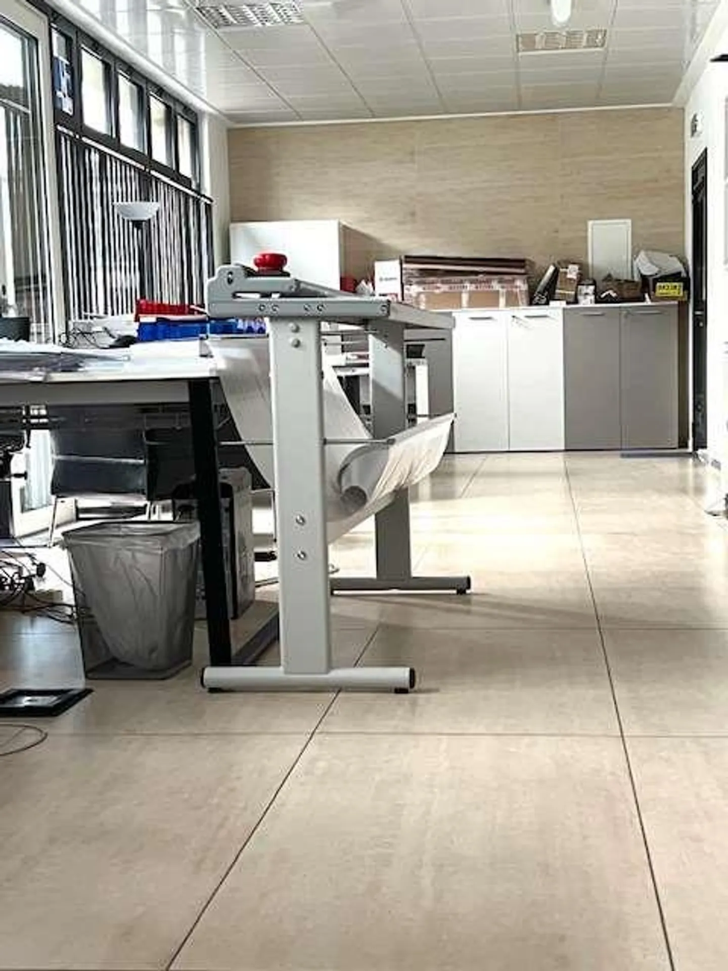 Espace commercial avec de grandes fenêtres - Photo 3 sur 10