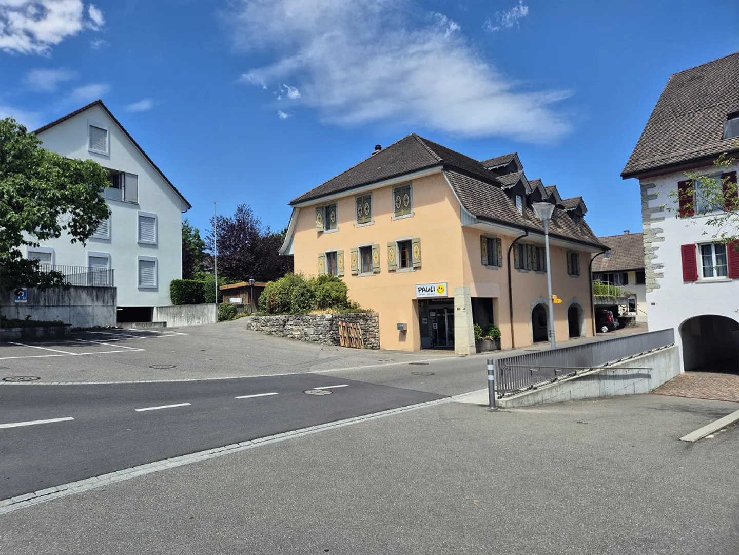 Espace de vente au rez-de-chaussée dans le centre du village - Photo 1 sur 3