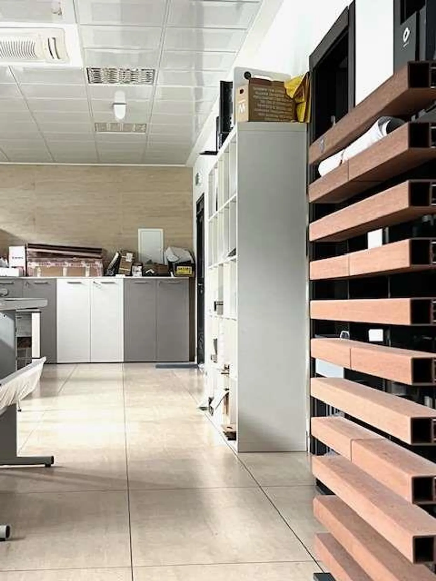 Espace commercial avec de grandes fenêtres - Photo 1 sur 10