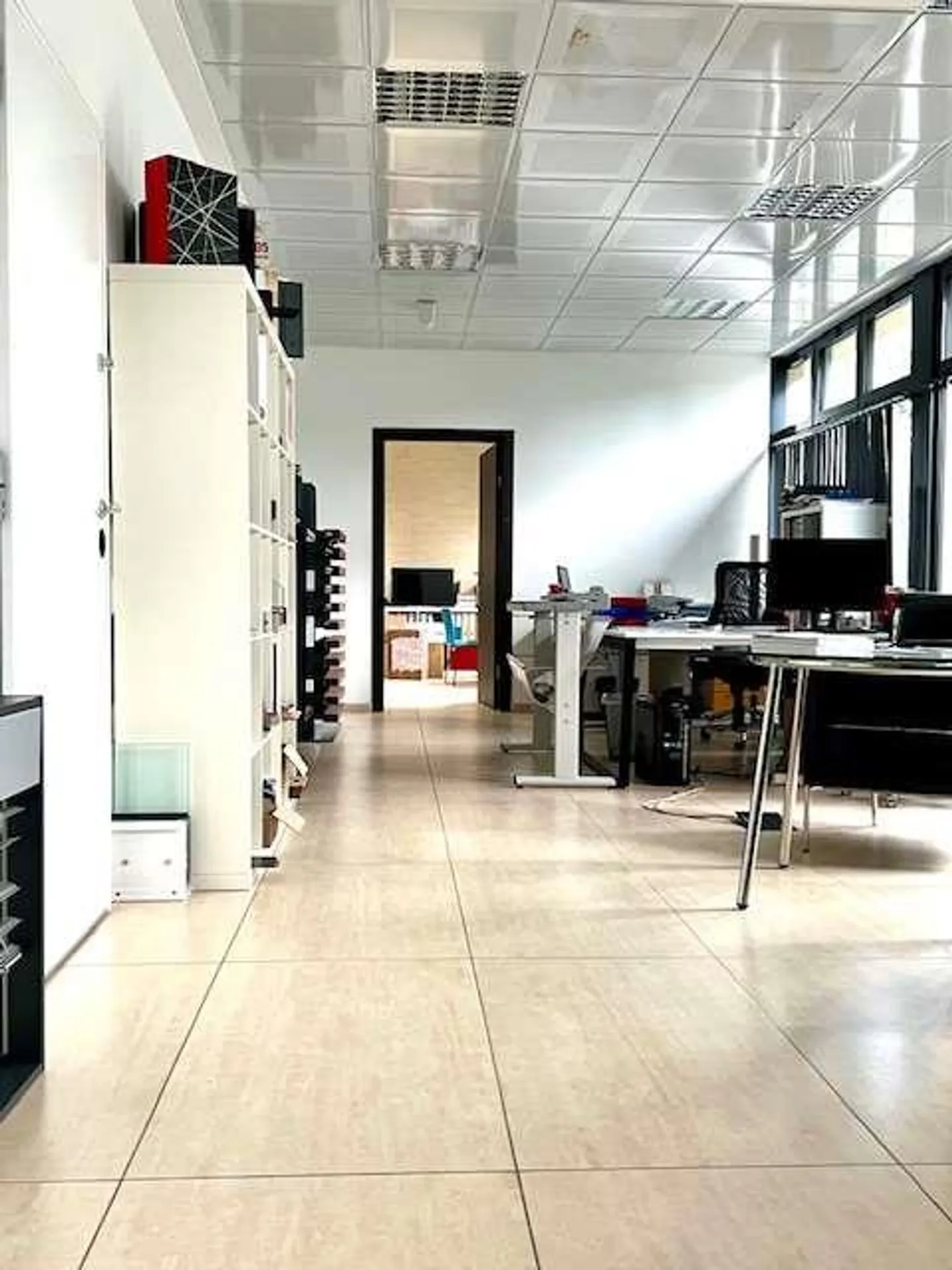 Espace commercial avec de grandes fenêtres - Photo 9 sur 10