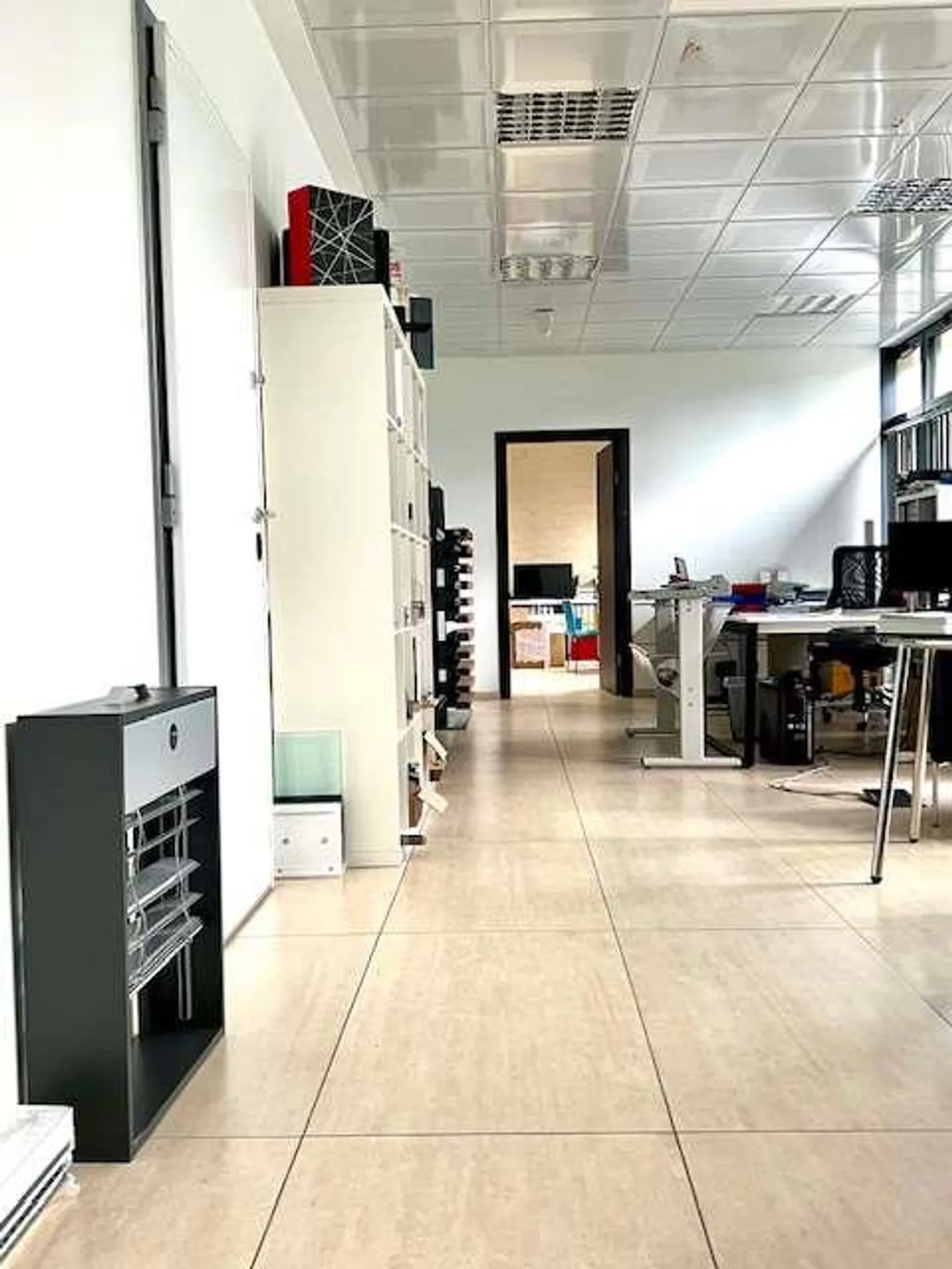 Espace commercial avec de grandes fenêtres - Photo 6 sur 10