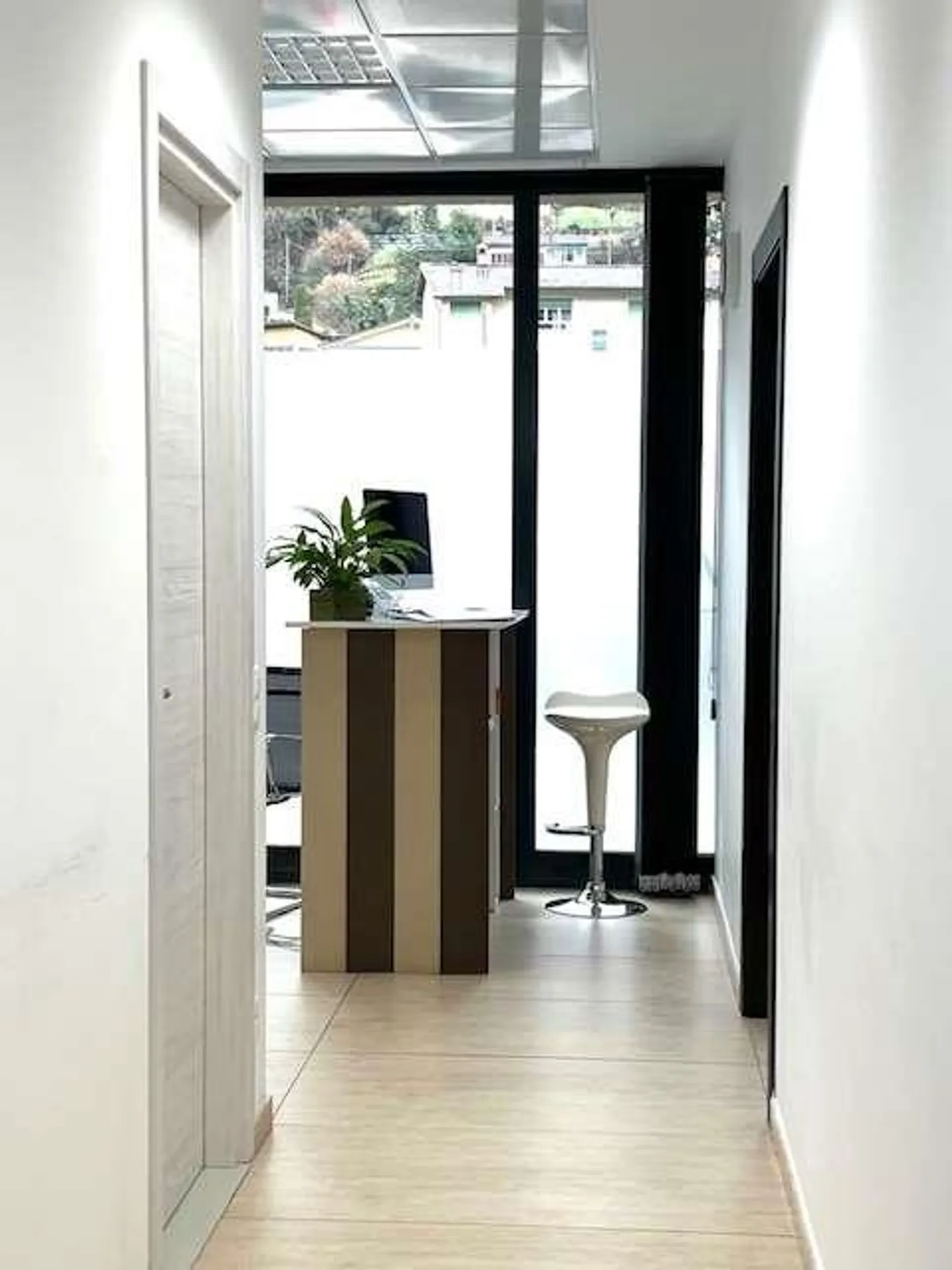Espace commercial avec de grandes fenêtres - Photo 10 sur 10
