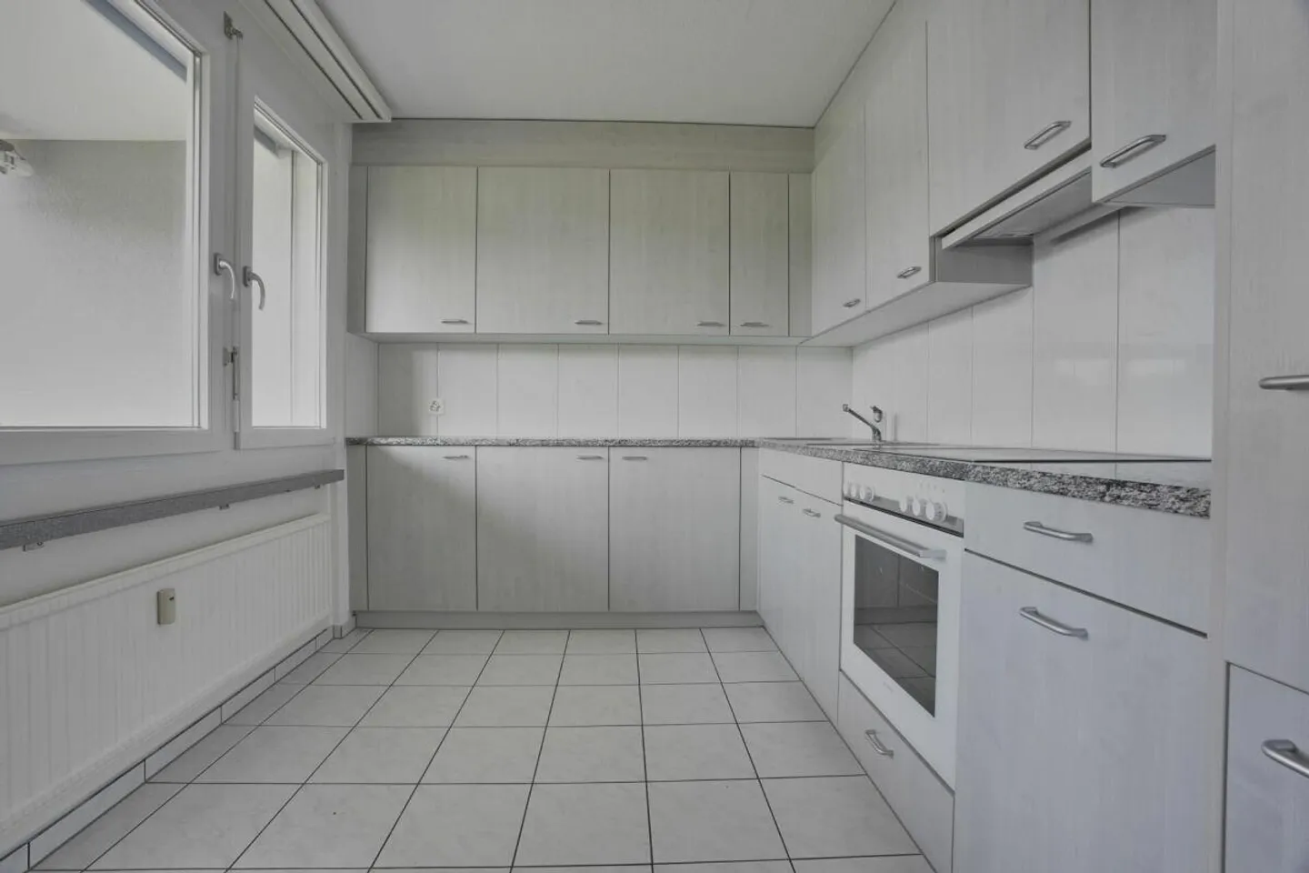 Spacious apartment with a view of greenery! - Photo 2 of 12
