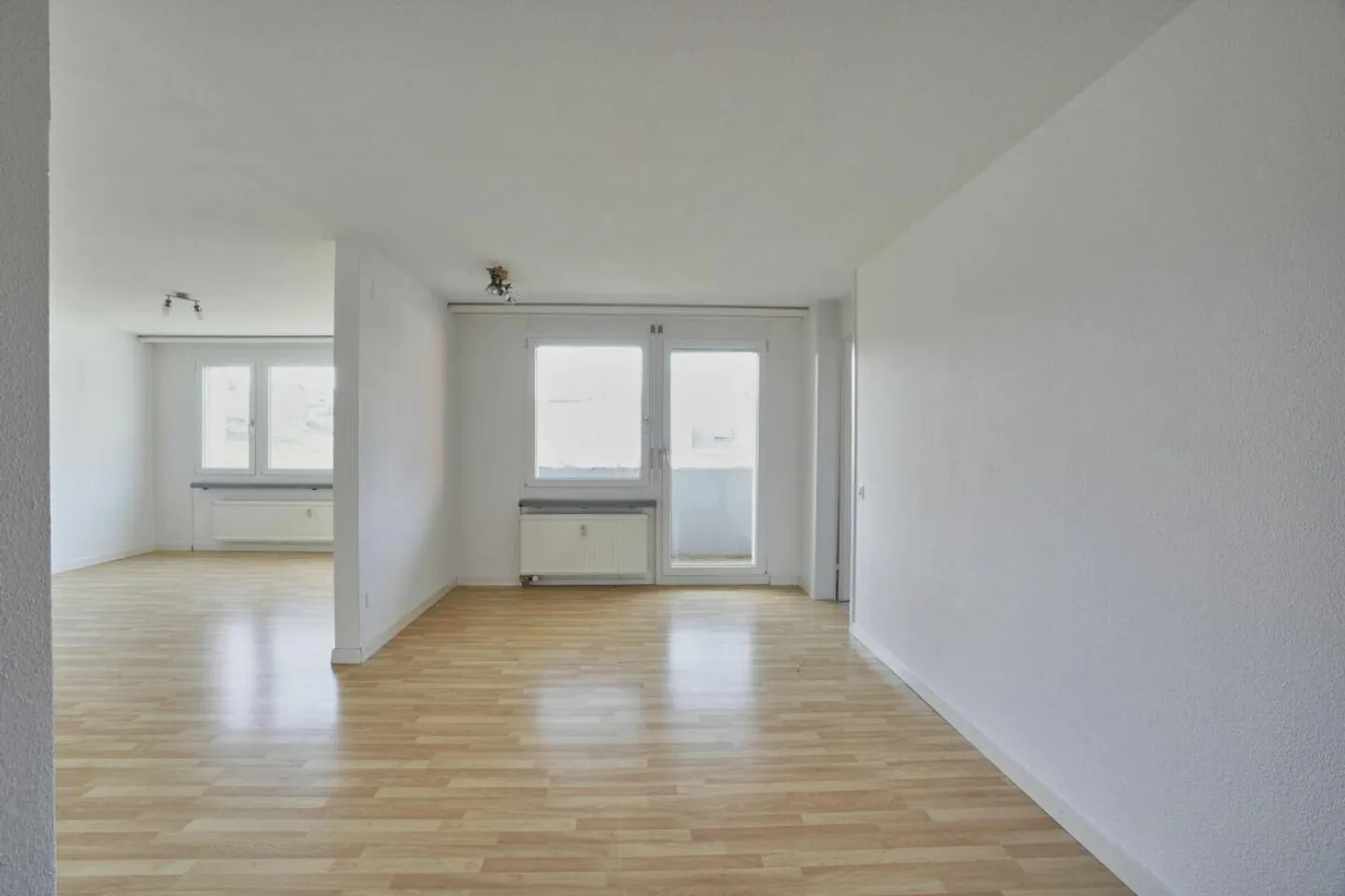 Spacious apartment with a view of greenery! - Photo 3 of 12