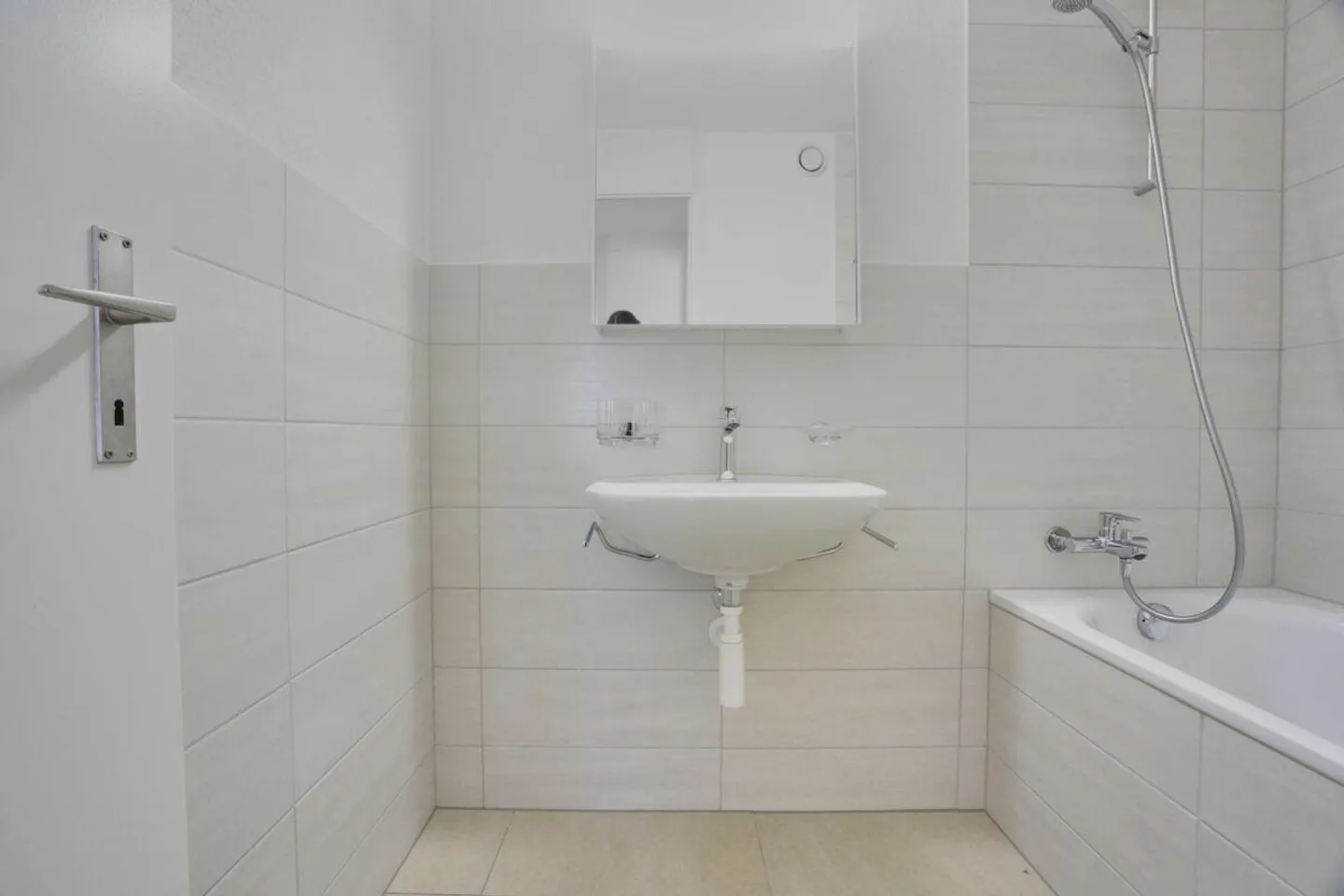 Spacious apartment with a view of greenery! - Photo 8 of 12