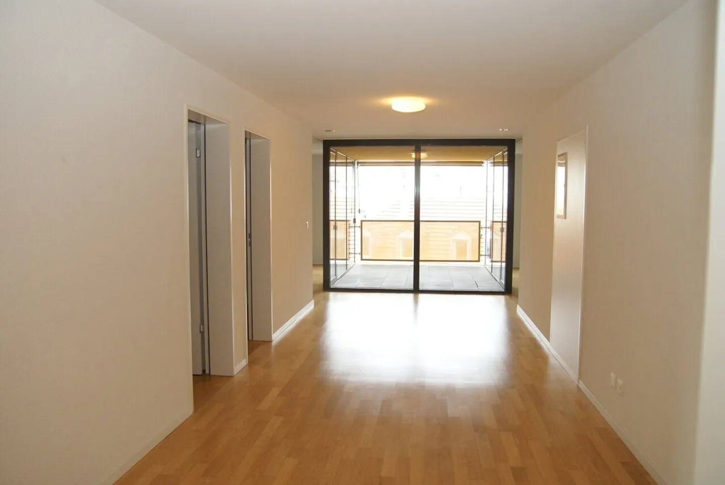 SPAZIOSO appartamento di 4,5 locali di 136 m2 situato in un edificio moderno - Foto 1 di 13