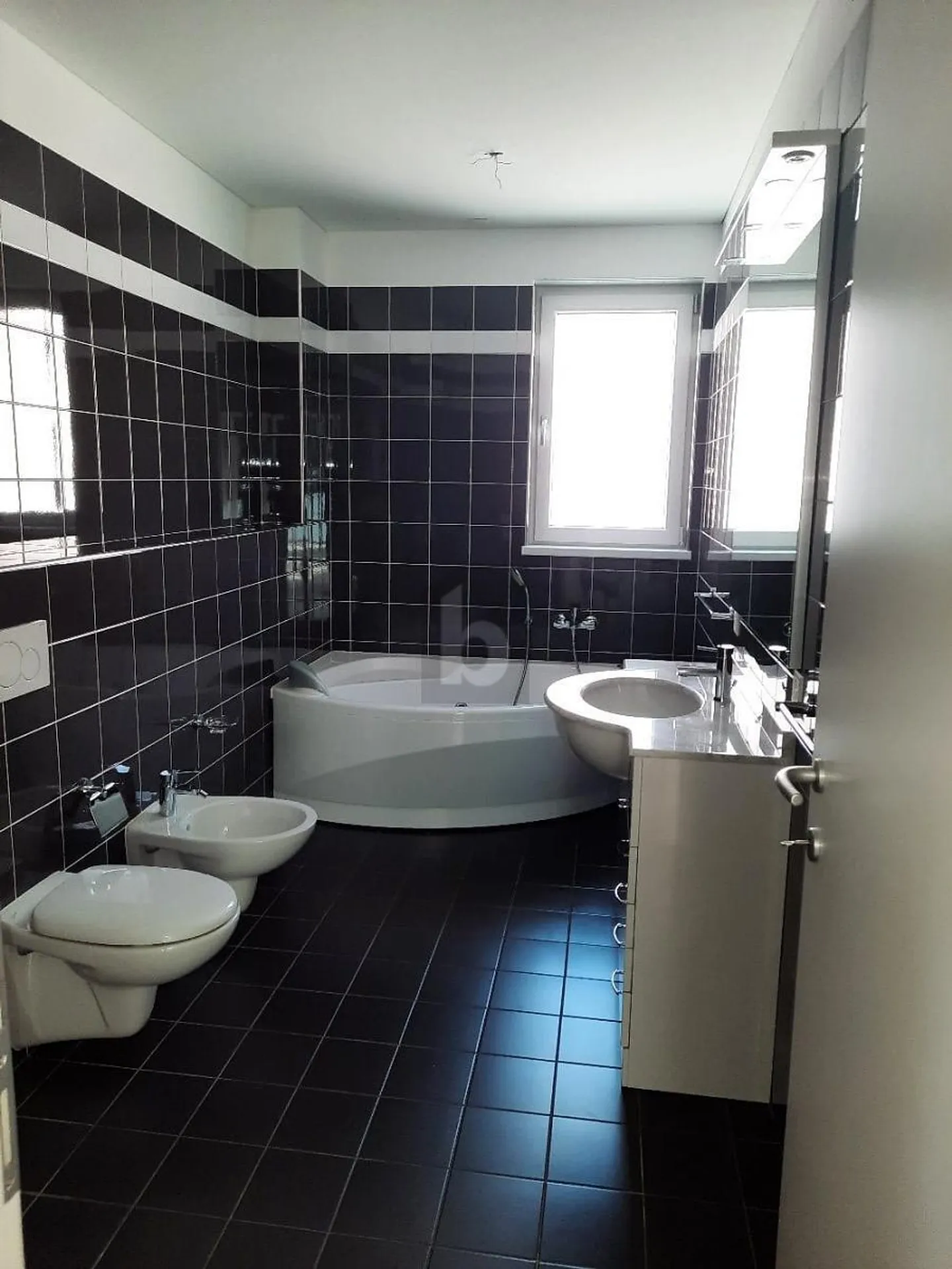 Attique spacieux avec jardin privé - Photo 4 sur 5