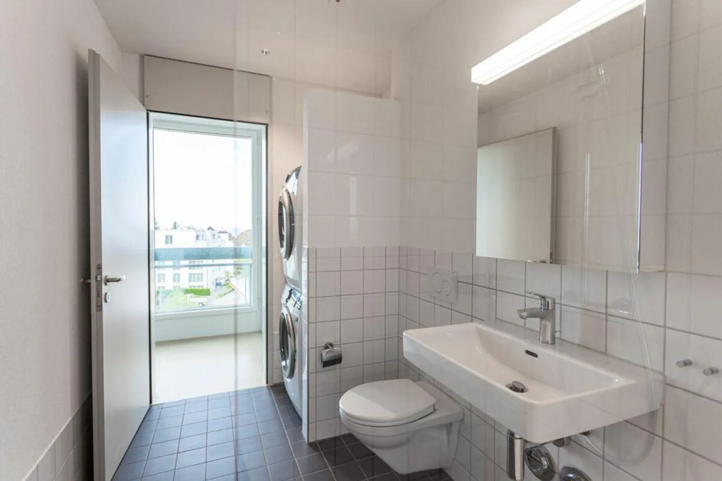 MODERN apartment seeks new tenant - Photo 4 of 10