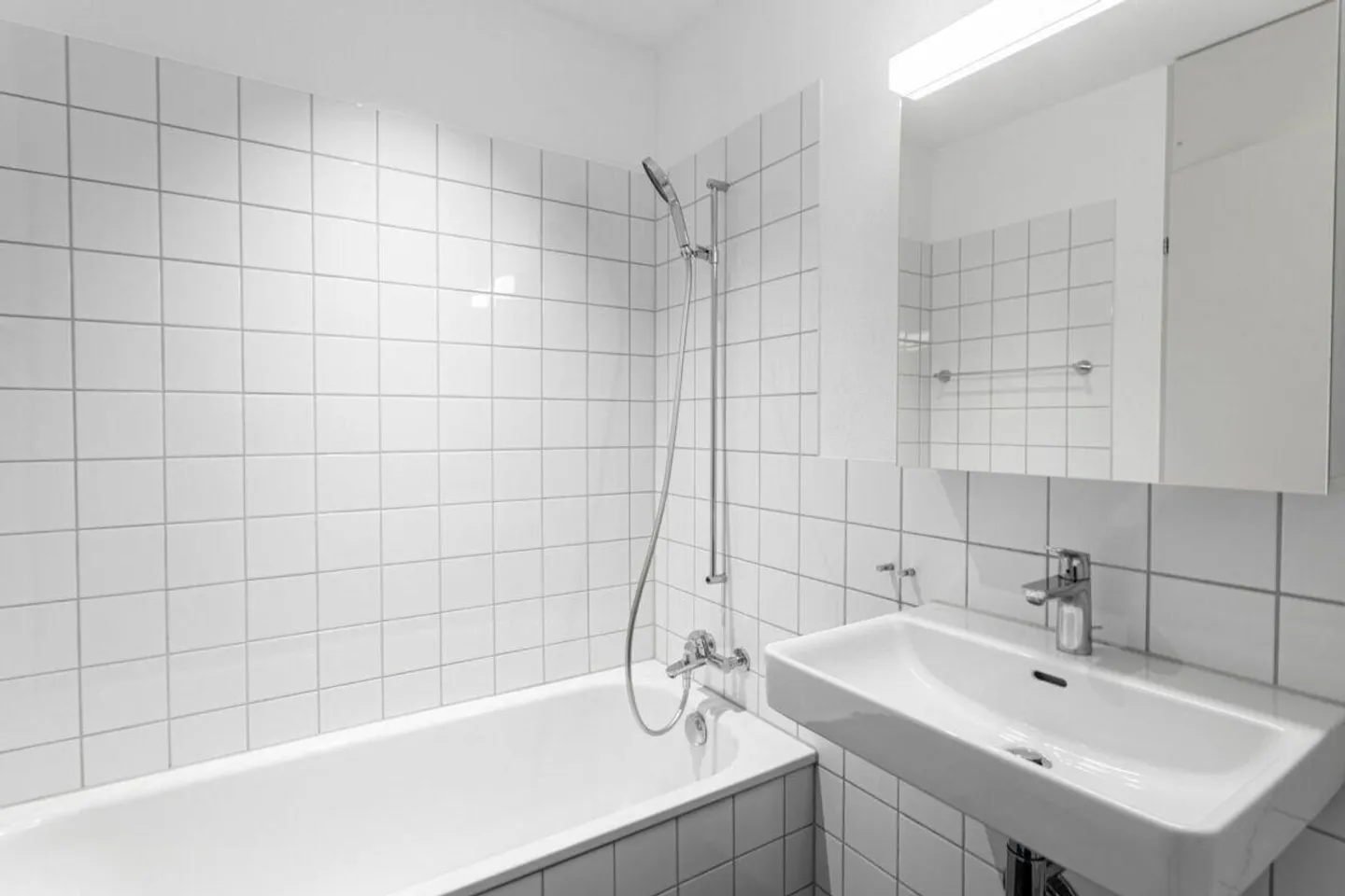 MODERN apartment seeks new tenant - Photo 5 of 10