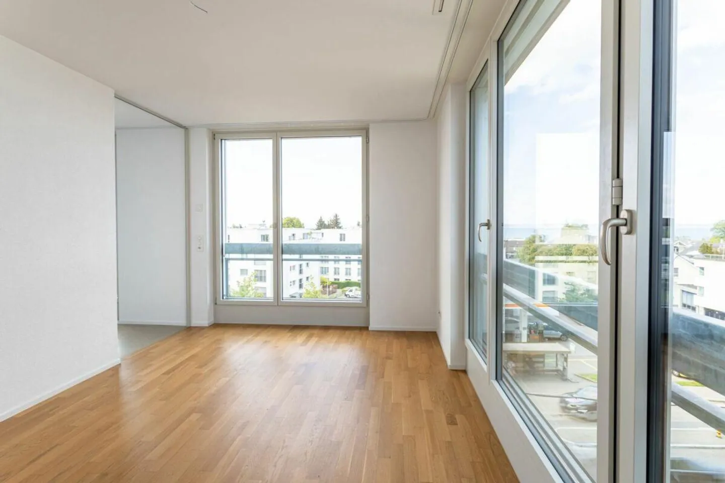 MODERN apartment seeks new tenant - Photo 7 of 10