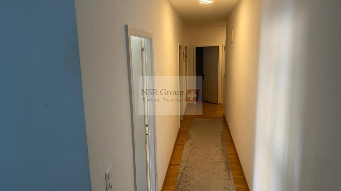 Elegant 5-room renovated apartment in the sought-after district of Carouge - Photo 2 of 4