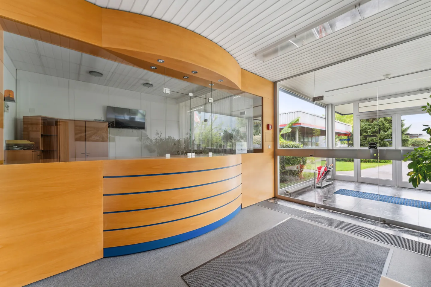 8'400 m² - Logistik/Labor/Fabrik - Eingang Wallis - Foto 1 von 12