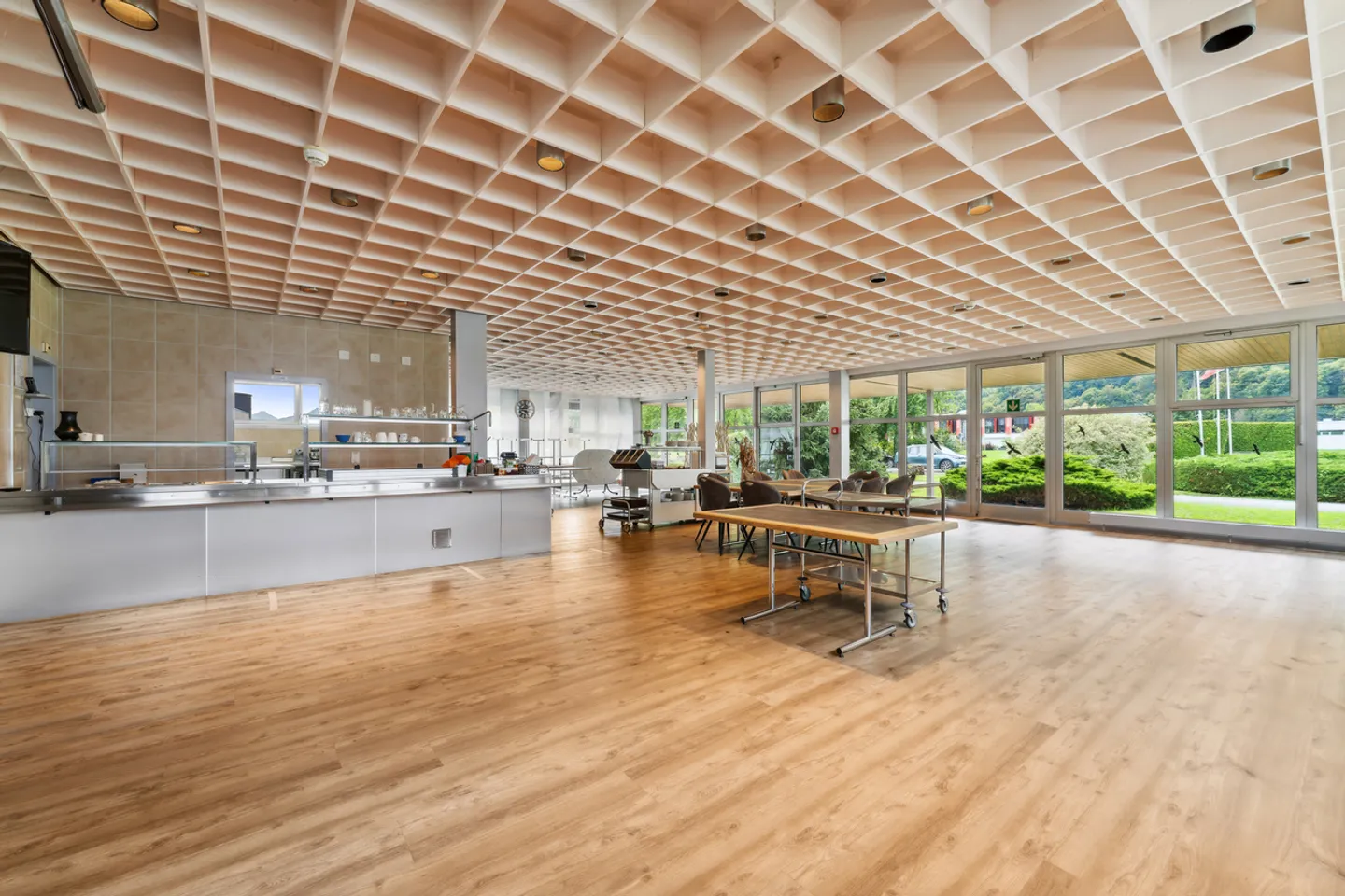 8'400 m² - Logistik/Labor/Fabrik - Eingang Wallis - Foto 2 von 12