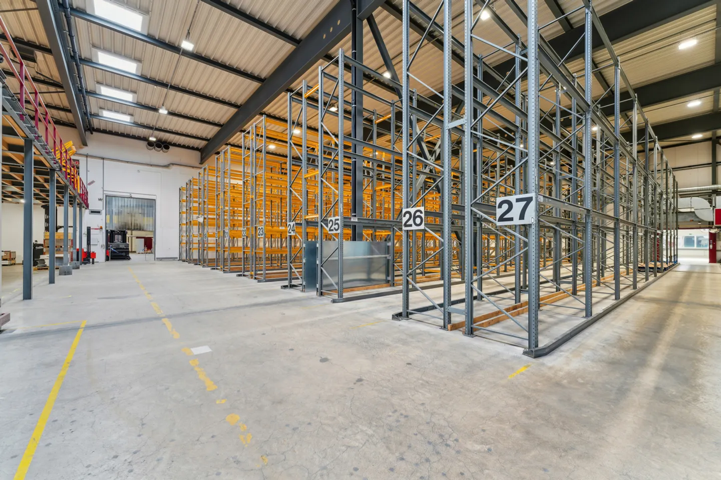 8'400 m² - Logistik/Labor/Fabrik - Eingang Wallis - Foto 5 von 12