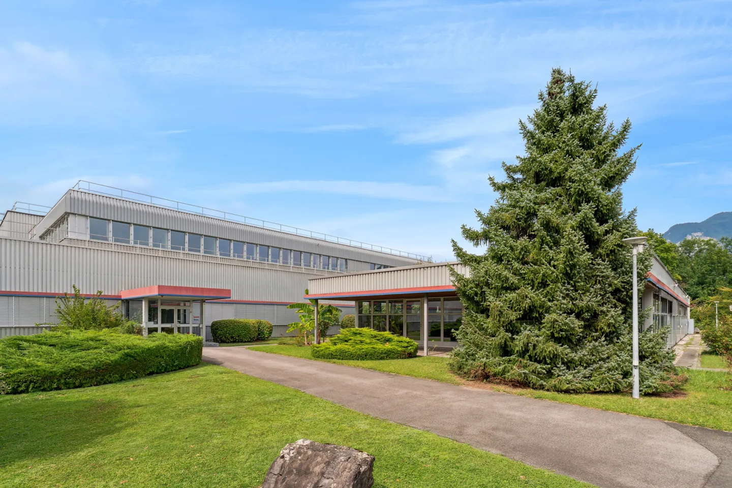 8'400 m² - Logistik/Labor/Fabrik - Eingang Wallis - Foto 8 von 12