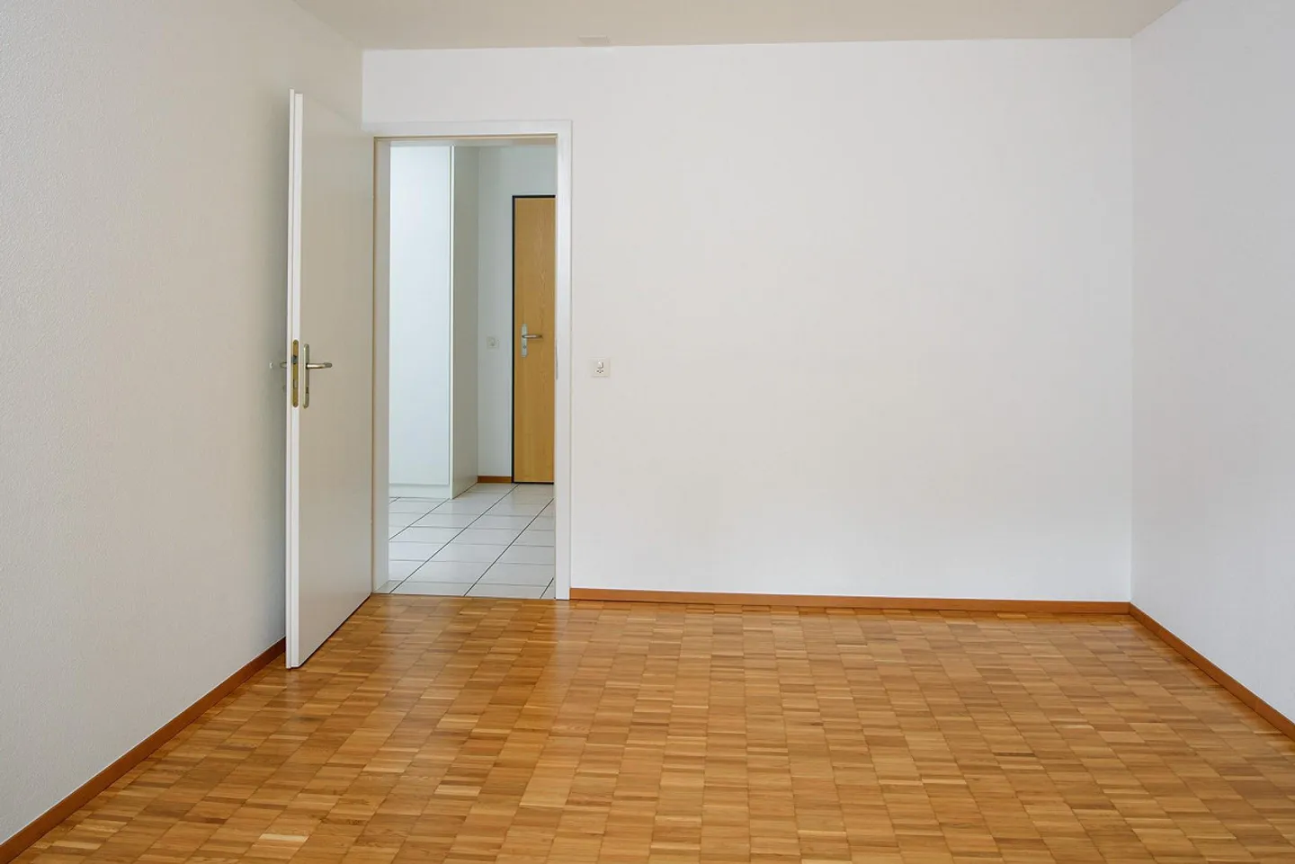 Ground Floor Apartment with Balcony - Photo 7 of 9
