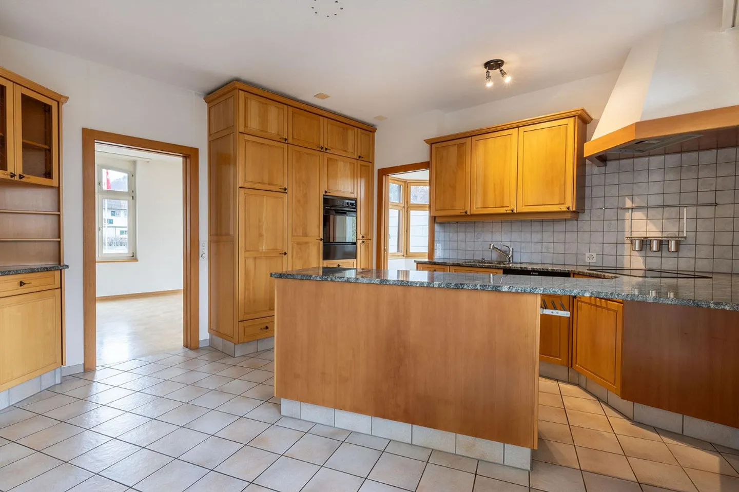 Maison multi-familiale historique avec 3 appartements et piscine - Photo 4 sur 18