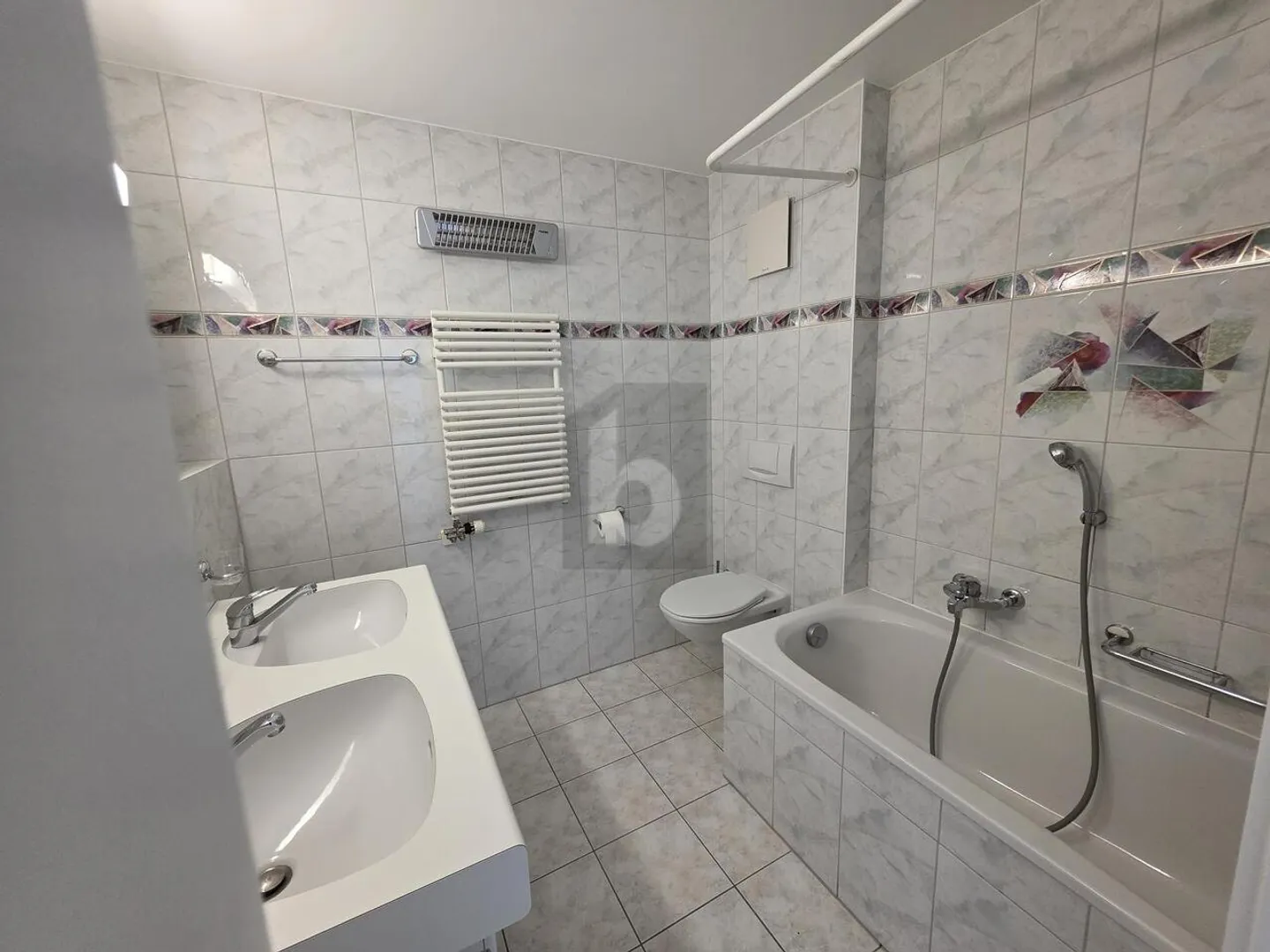 SPACIOUS, RENOVATED AND BRIGHT - Photo 4 of 5