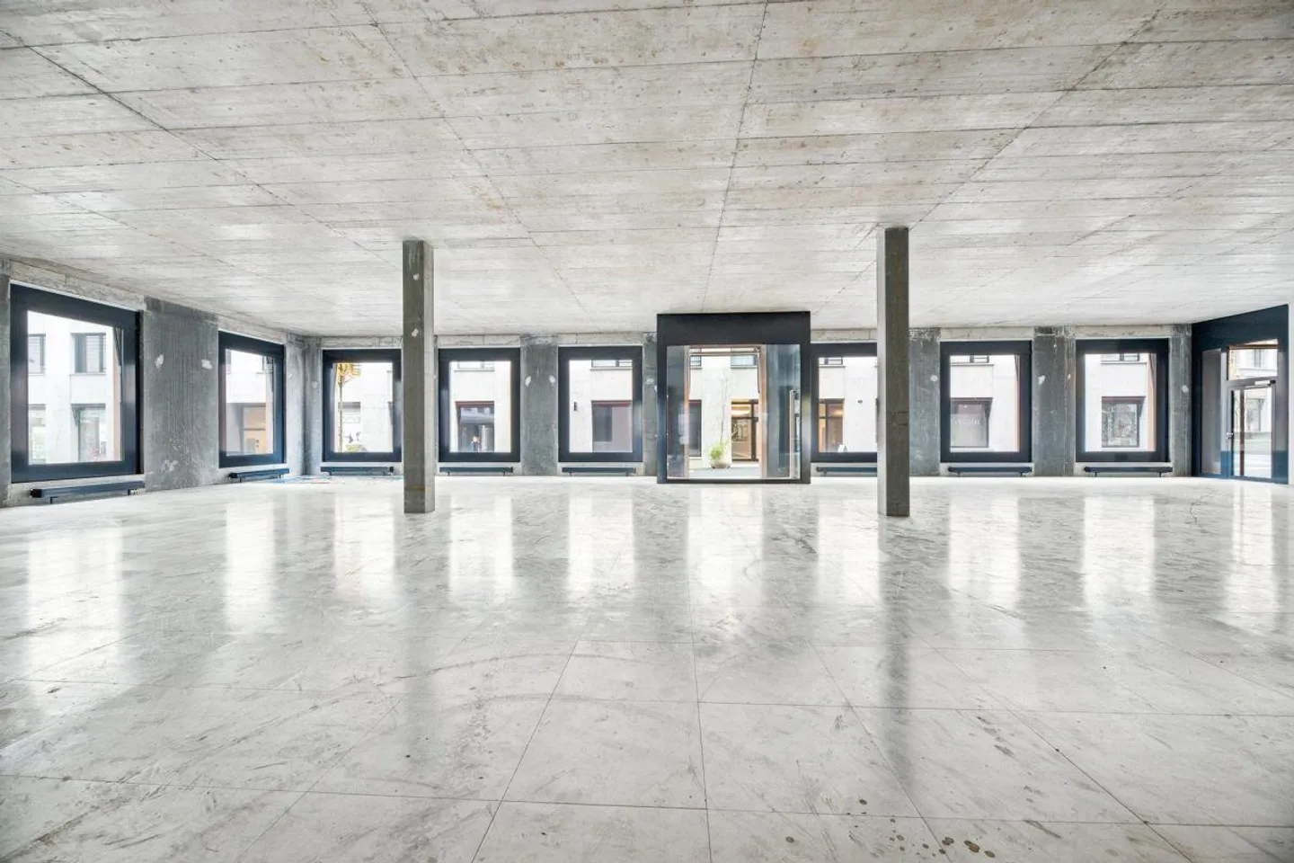 Spazio commerciale al piano terra presso la stazione ferroviaria di Mattenhof e il parcheggio - Foto 4 di 13