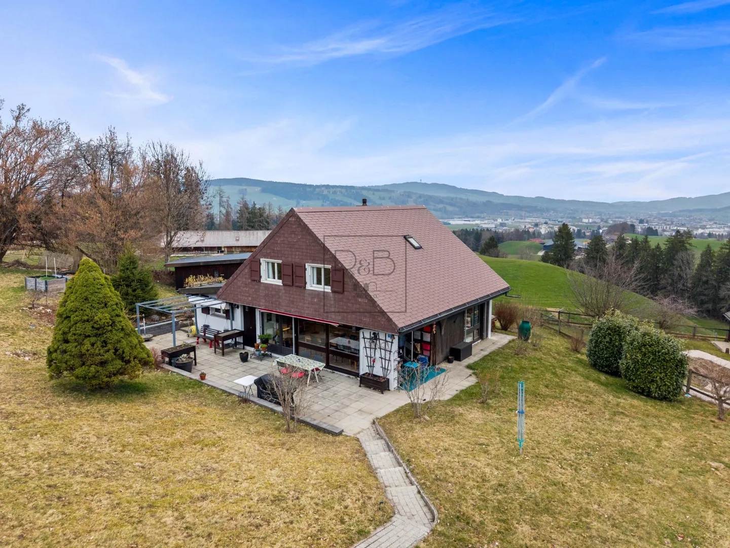 Charming Detached House - Photo 2 of 10