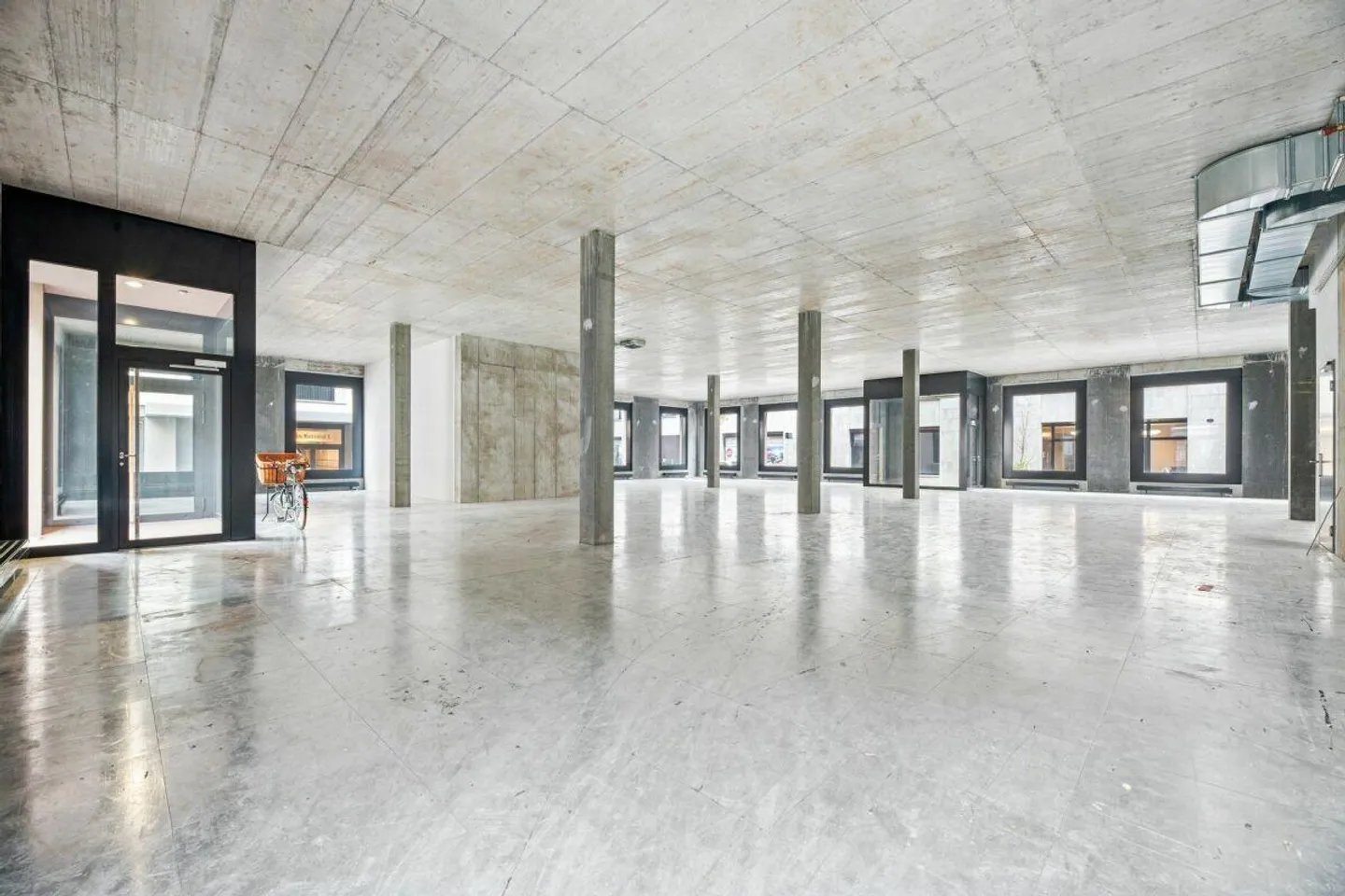 Spazio commerciale al piano terra presso la stazione ferroviaria di Mattenhof e il parcheggio - Foto 2 di 13