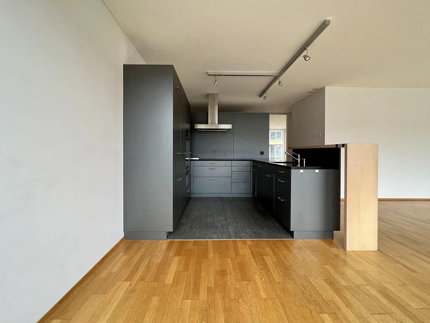 Quiet living in a central location - Photo 2 of 8