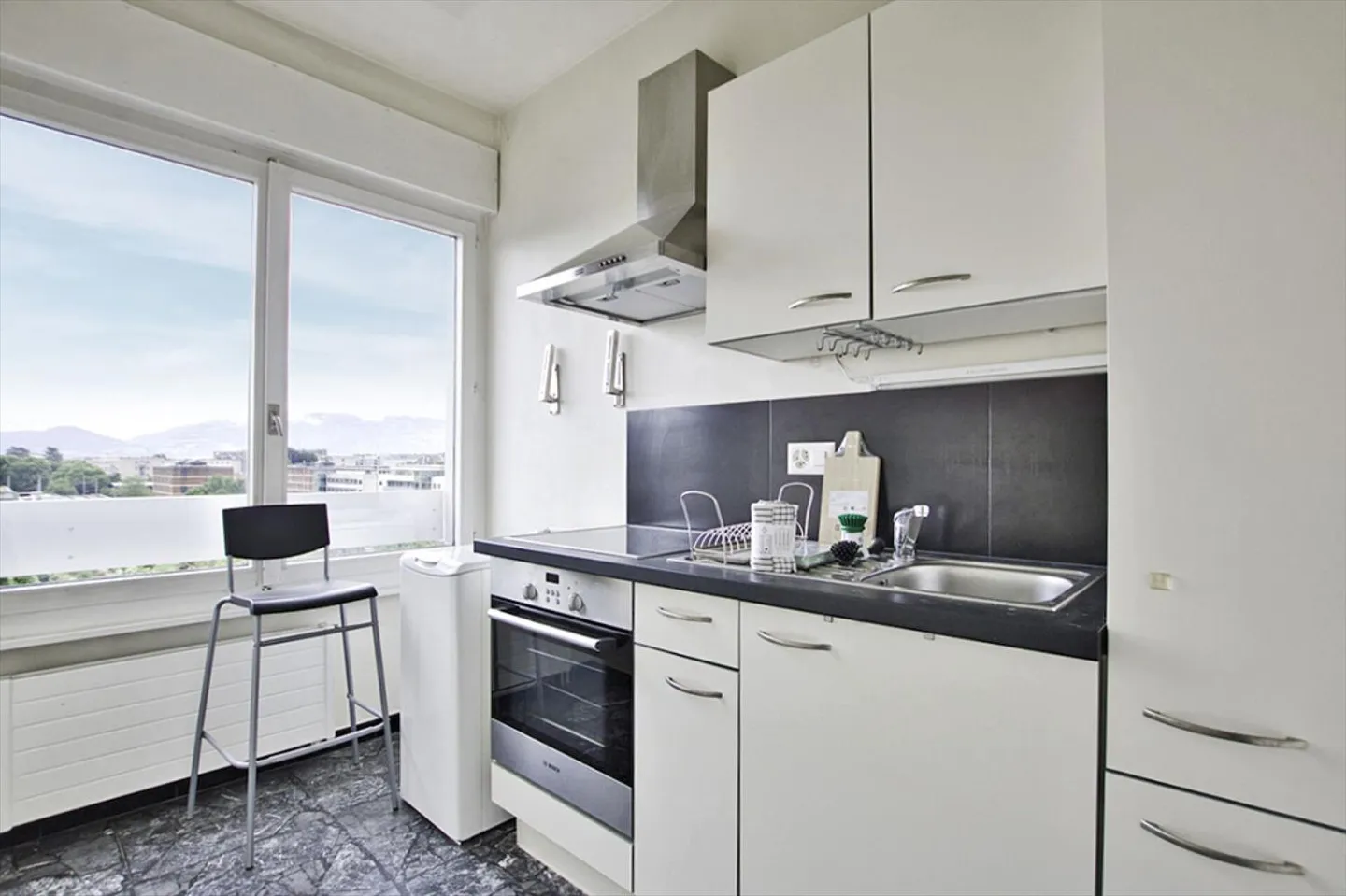 Pretty 2-room apartment with magnificent view - Photo 3 of 5