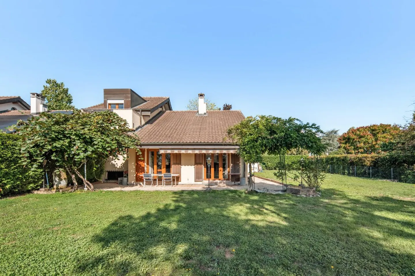 Fascino, spazio e potenziale Scopri la tua casa a Genthod! - Foto 1 di 13