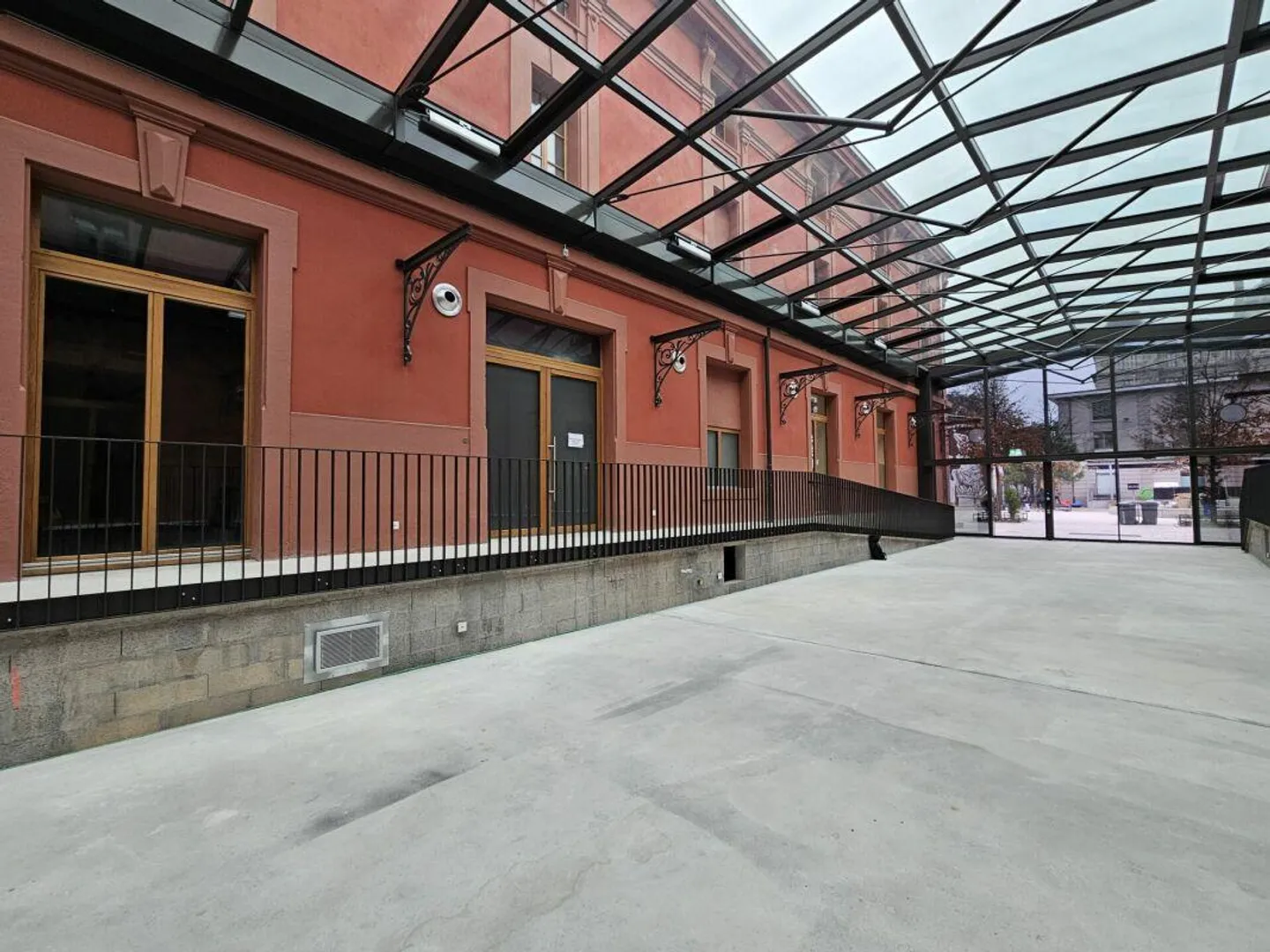 La Verrière : un espace de vente unique, un emplacement premium - Photo 2 sur 8