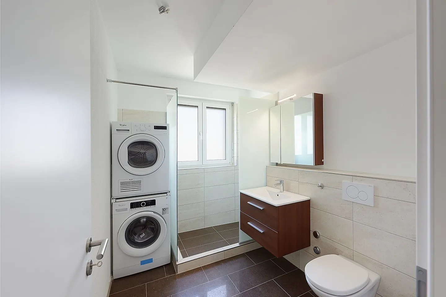 Appartement moderne avec tour de lavage privé - Photo 3 sur 5