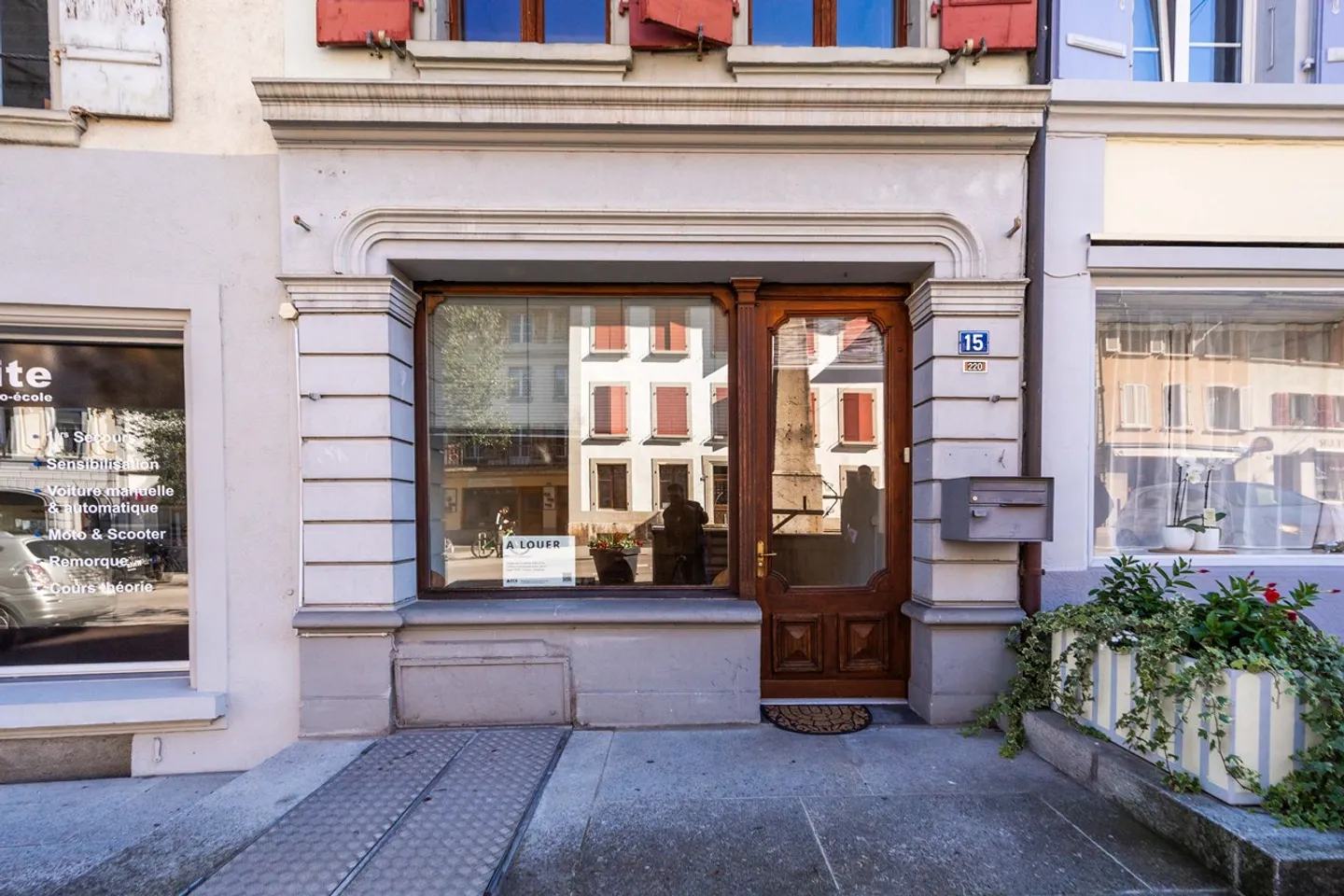 Mixed-use building - Photo 2 of 8